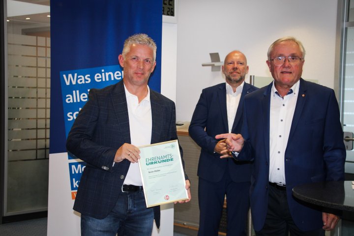 Der DFB-Ehrenamtspreis ist am Donnerstagabend, 10. September, in der Volksbank in Wenden verliehen worden: Kreissieger Sven Halbe.