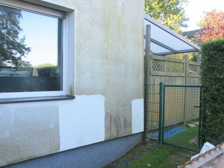 Reinova GmbH hat sich auf die professionelle Reinigung von Fassaden, Dächern und Steinflächen spezialisiert.