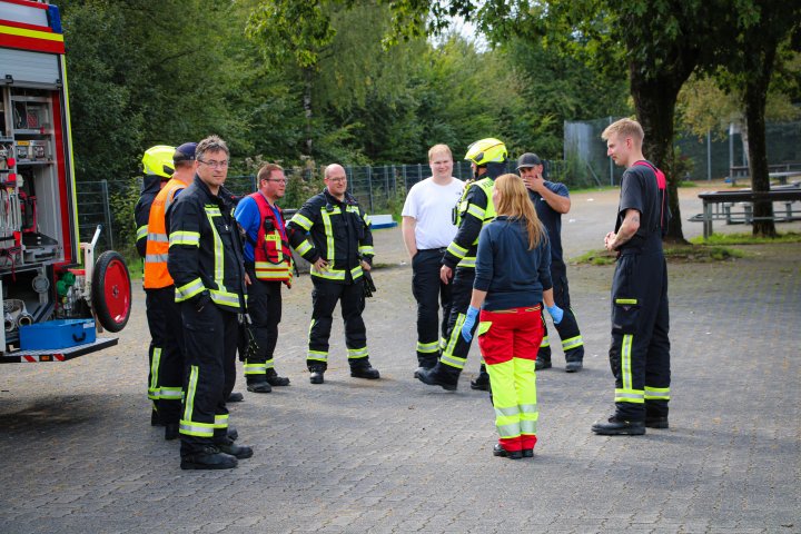 Großeinsatz an der Gesamtschule Wenden. Hier trat eine unbekannte Substanz aus. Der Rettungsdienst untersuchte insgesamt zwölf Personen, die über Symptome geklagt hatten.