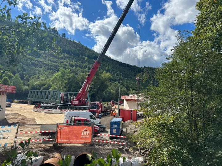 Das havarierte Brückenteil wurde stabilisiert. Die havarierten SPMTs (Modulfahrzeuge mit eigenem Antrieb, „Tausendfüßler“ genannt)) wurden unter der Brücke entfernt und neue SPMTs in Stellung gebracht.