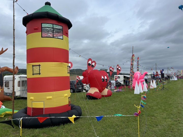 Beim Drachenfest in Heggen wird der Himmel kunterbunt. Impressionen von Samstag, 19. September.