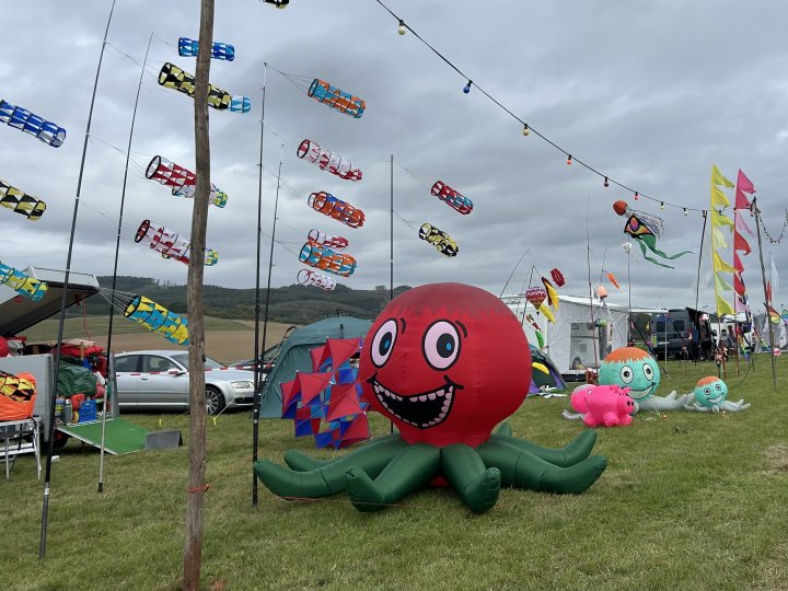 Beim Drachenfest in Heggen wird der Himmel kunterbunt. Impressionen von Samstag, 19. September.