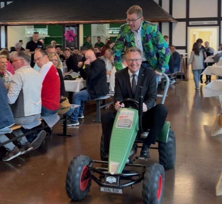 Klare Rollenverteilung: Chauffeur Tobias Puspas fuhr Moderator Martin Steinberg in die Dorfgemeinschaftshalle Milchenbach.