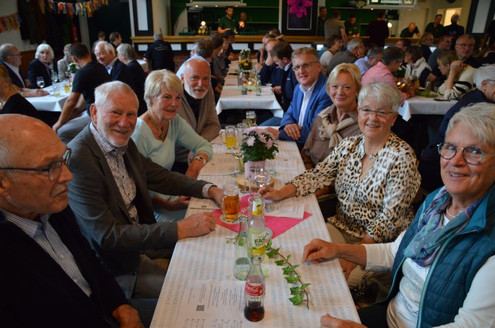 250 Ehrenamtler waren der Einladung der Stadt Lennestadt nach Milchenbach gefolgt und erlebten einen Nachmittag voller Unterhaltung, Spiel und Spaß.