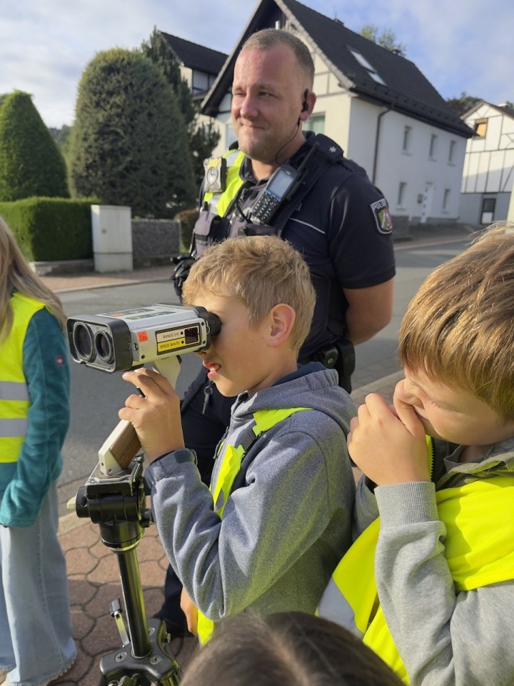 Im Rahmen ihrer Aktionswoche „Zu Fuß zur Schule“ haben Schüler der Grundschule Heggen gemeinsam mit der Polizei die Geschwindigkeit von Autofahrern in Heggen kontrolliert.