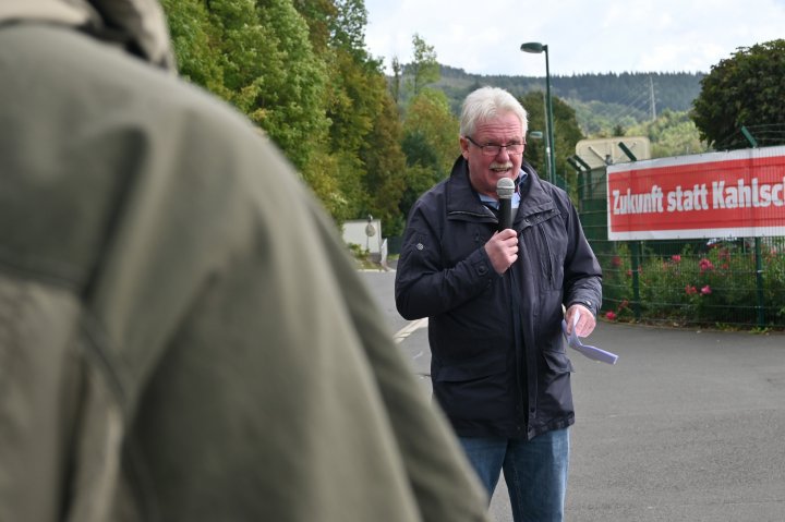 Die IG Metall hat am Montag, 21. September, bundesweit Aktionen und Protesten an den Automobilstandorten veranstaltet. Auch in Attendorn versammelte man sich vor den Toren des Automobilzulieferers Kirchhoff Automotive. Es gab Bockwurst im Brötchen und klare Forderungen, verlesen von Thomas Schröder, erster Bevollmächtigter der IG Metall Olpe.