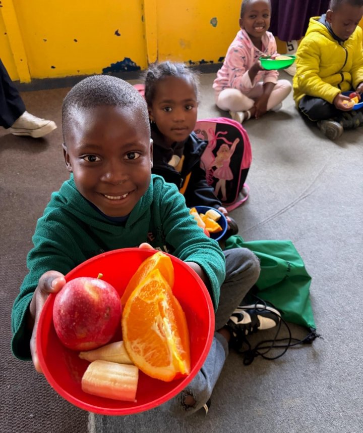 Theresa Vielhaber und Alina Schmitt-Degenhardt helfen im Rahmen eines Freiwilligenprogramms an Schulen und Kindergärten im Lwandle Township in Südafrika. Gemeinsam mit anderen Helfern sammeln sie Spenden, mit denen unter anderem frisches Obst für die Kinder gekauft werden kann.
