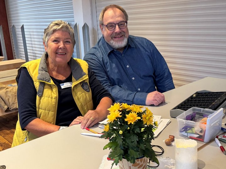 Zum 300. Mal hat am Mittwoch, 23. September, der Warenkorb Altenhundem seine Türen für bedürftige Menschen aus Lennestadt und Kirchhundem geöffnet. Gemeinsam mit LP blicken die Ehrenamtler Ulla Baumhoff und Wolfgang Herlicka auf 25 Jahre Warenkorb zurück.