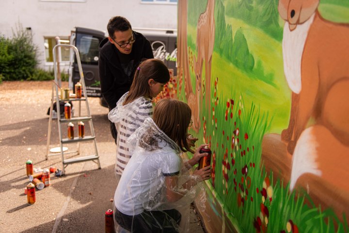 In einem gemeinsamen Projekt mit Mario Pagana haben die Schüler der Grundschule Fretter ein Kunstwerk an einer Außenwand geschaffen.