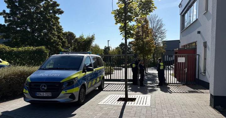 An der Gesamtschule Finnentrop läuft am Freitagvormittag, 25. September 2026, ein großer Polizeieinsatz.