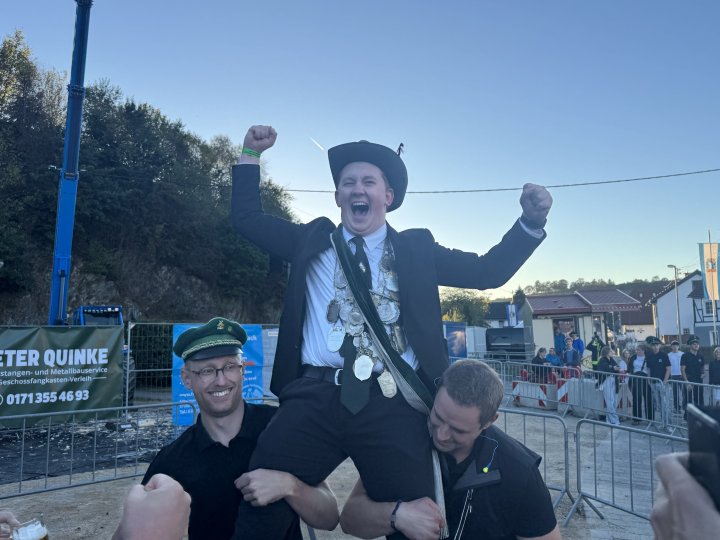 Beim Kreisschützenfest hat es am Freitagabend, 25. September, das erste Highlight gegeben. Die Jungschützen zeigten beim Nachwuchsschießen ihr Können – und man Stimmung in Elspe macht.