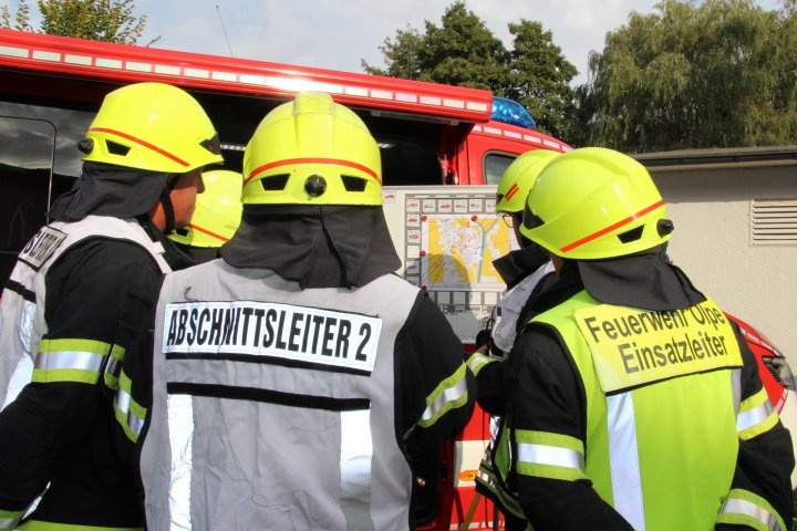 Eindrücke von der Jahresabschlussübung der Olper Feuerwehr an der Stadthalle.