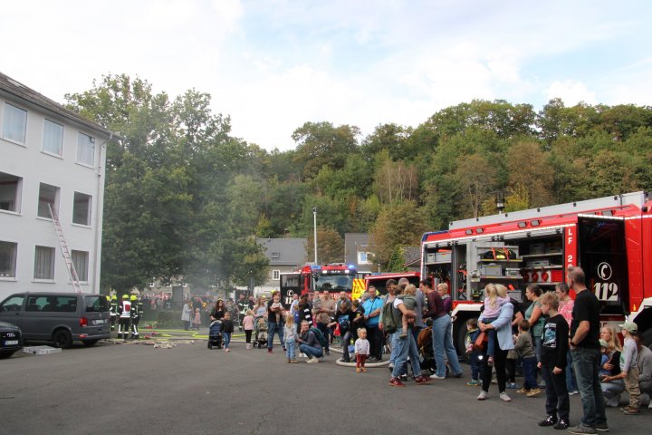 Eindrücke von der Jahresabschlussübung der Olper Feuerwehr an der Stadthalle.