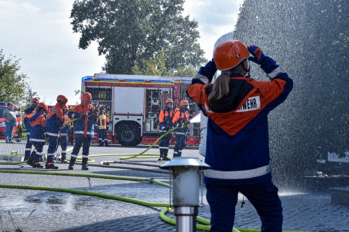 Impressionen von der Großübung zum Jubiläum der Jugendfeuerwehr Hünsborn.