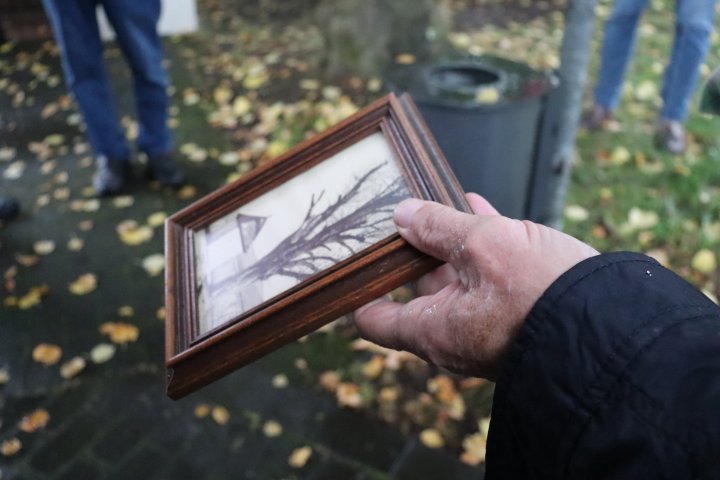 Der Standort für das Heiligenhäuschen Heiderbaum ist eher ungewöhnlich: direkt an einer Hauptstraße in einem Industriegebiet. Als es im vorletzten Jahrhundert erbaut wurde, sah das aber noch anders aus. Wiesen, so weit das Auge reicht und ein markanter Baum, der Heiderbaum.