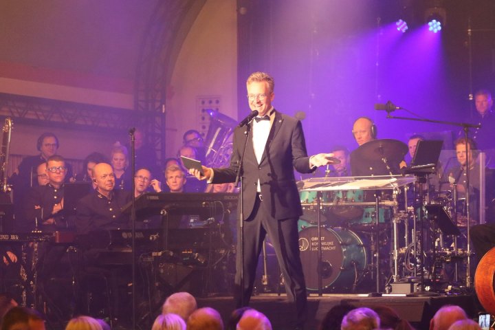Mit ihrem Programm „Into Orbit“ nahm das Orchester der Königlichen Luftwaffe der Niederlande das Publikum beim Hospizkonzert in der Volksbank Arena Sauerlandhalle in Altenhundem mit auf eine Reise ins Weltall.