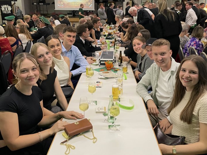 Ernste Worte und später ausgelassene Stimmung gab es auf dem Herbstball der Attendorner Schützen in Windhausen.