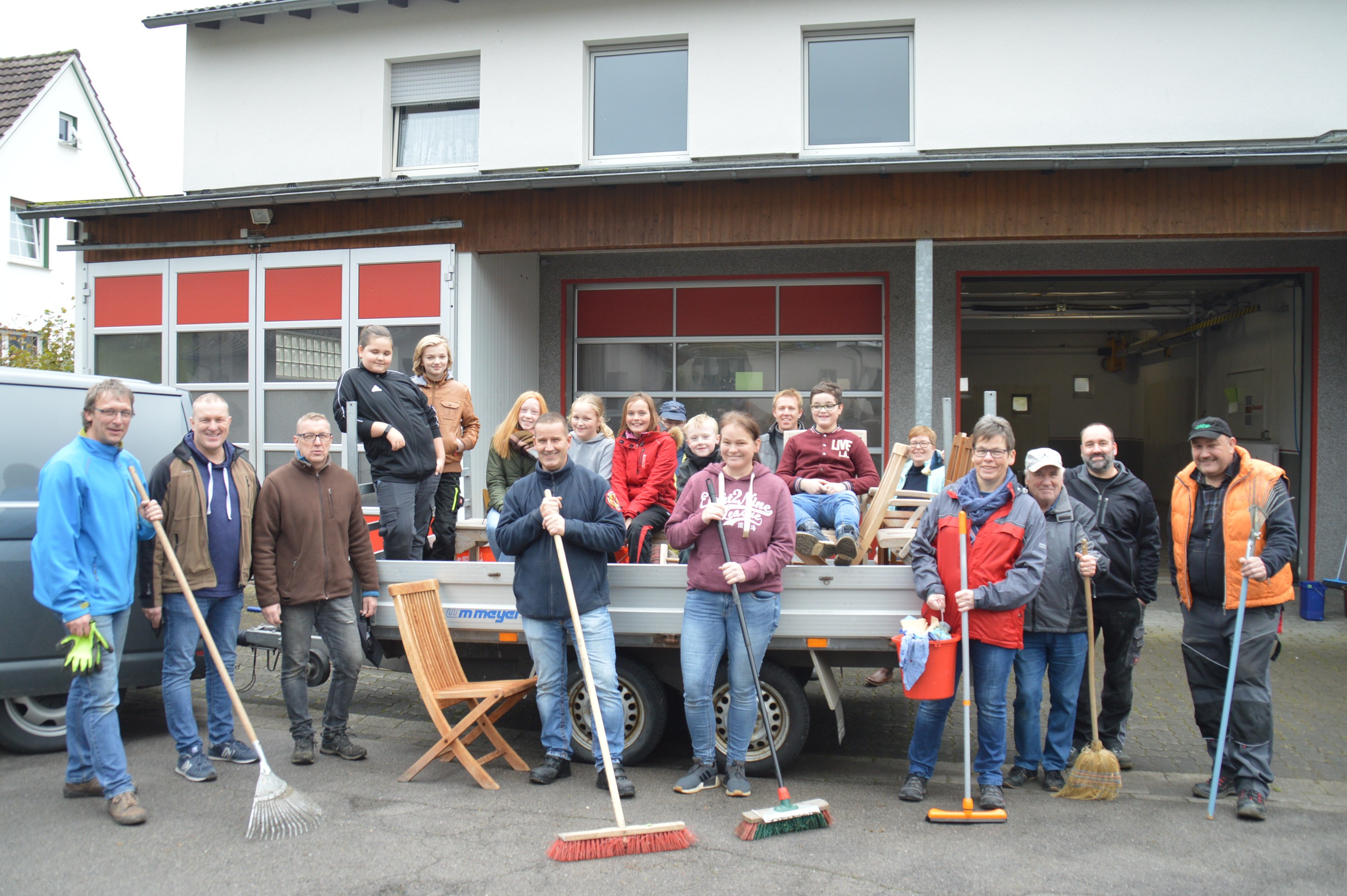 Mit geballter Tatkraft engagierten sich große und kleine Helfer bei so manchem Arbeitseinsatz. von Nicole Voss