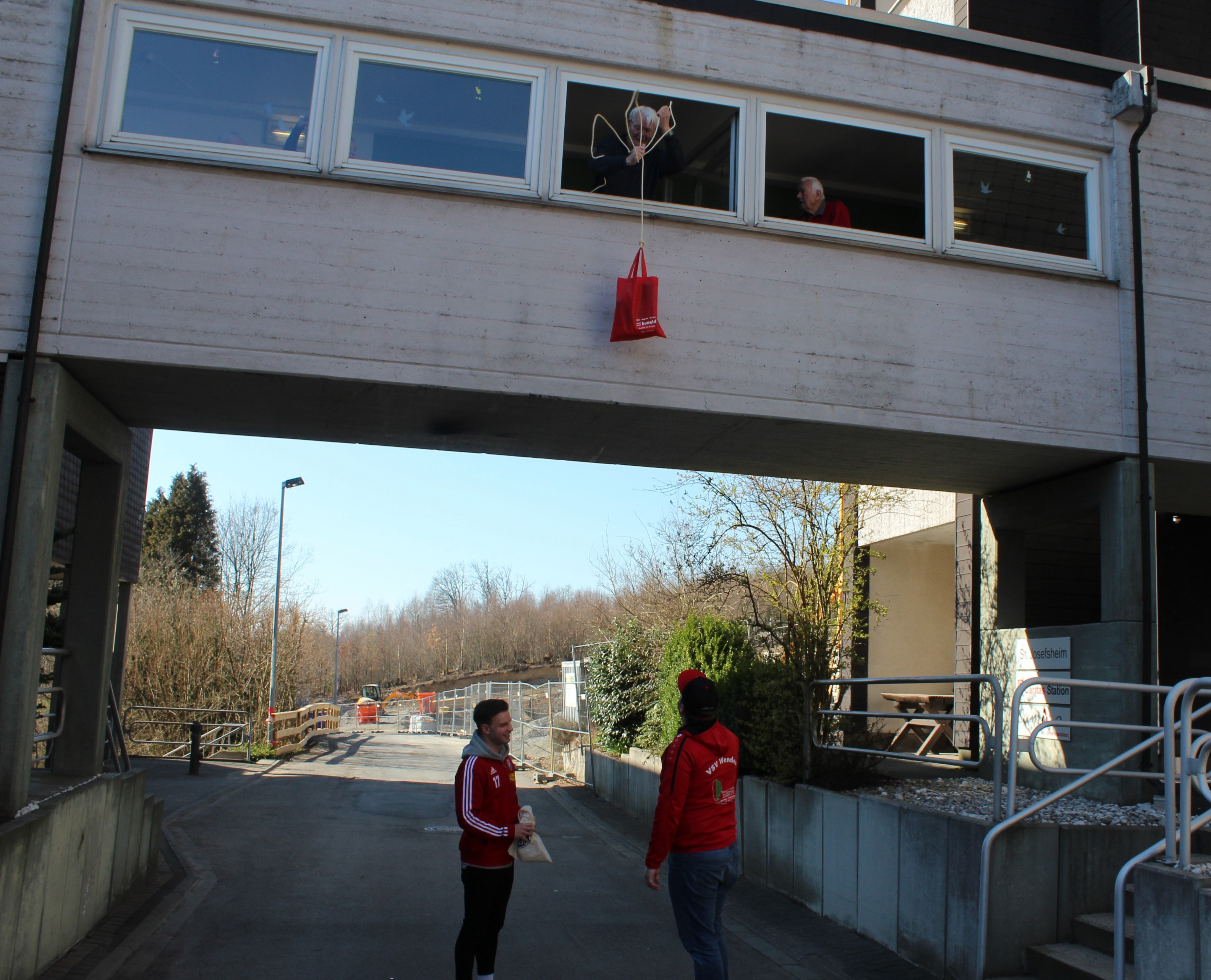 Vielerorts wird ein Einkaufsservice angeboten, um Senioren und kranke Menschen zu unterstützen. Hier beliefert der VSV Wenden das Josefsheim. von privat