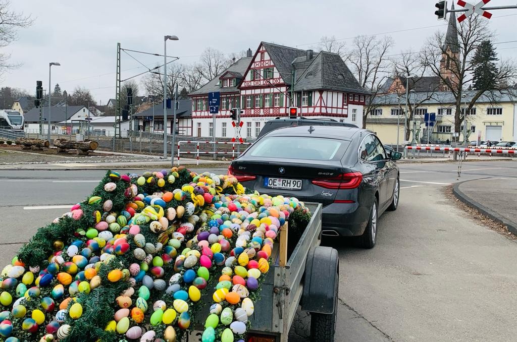 Zahlreiche bunt verzierte Ostereier wurden auf dem Anhänger zum Osterbrunnen transportiert.  von privat
