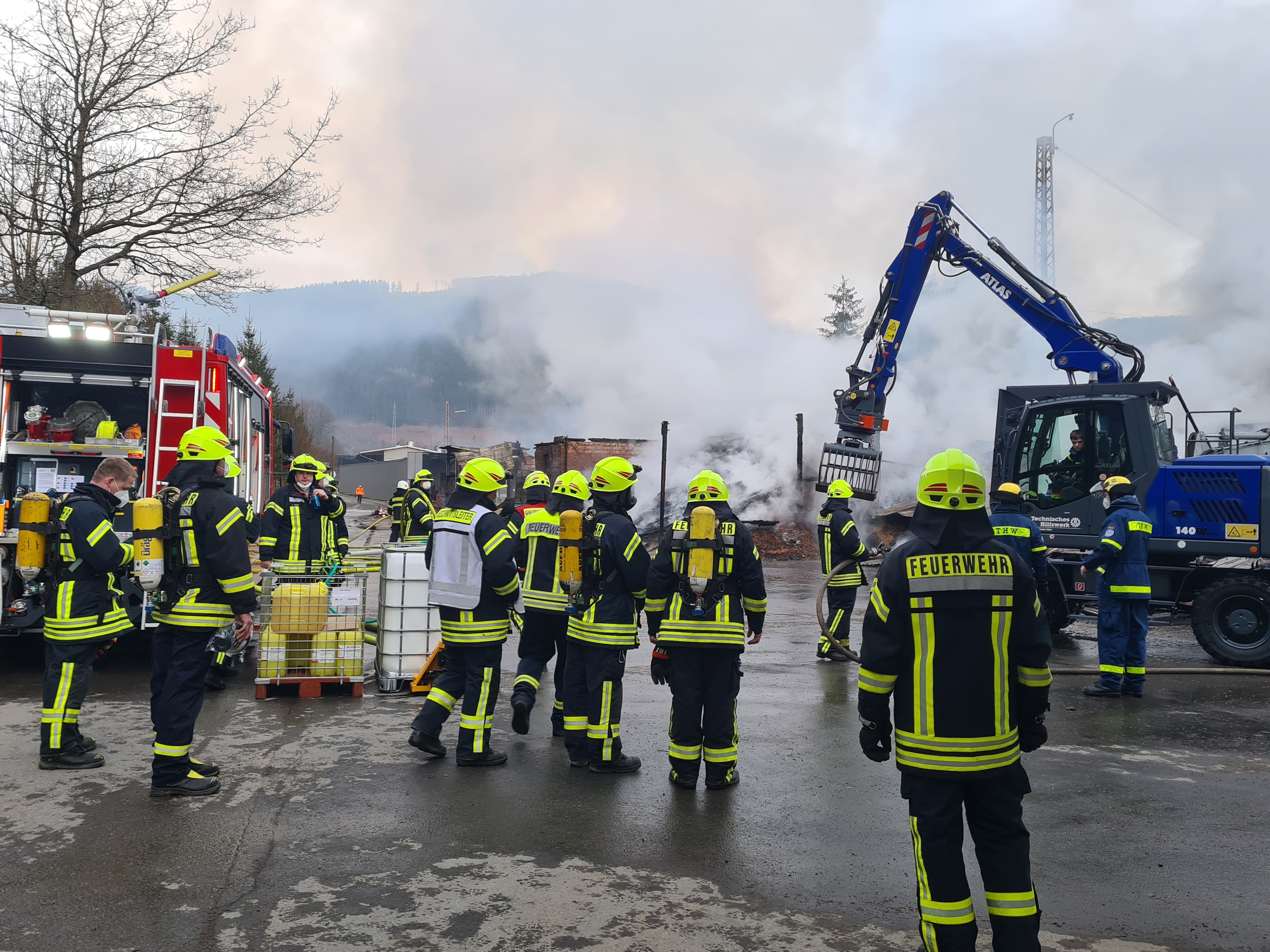 Beim Brand eines Sägewerks in Rönkhausen ist auch am Morgen noch immer enorm. Binnen kurzer Zeit halten drei Brände im Gemeindegebiet die Feuerwehrleute auf Trab. von Nicole Voss