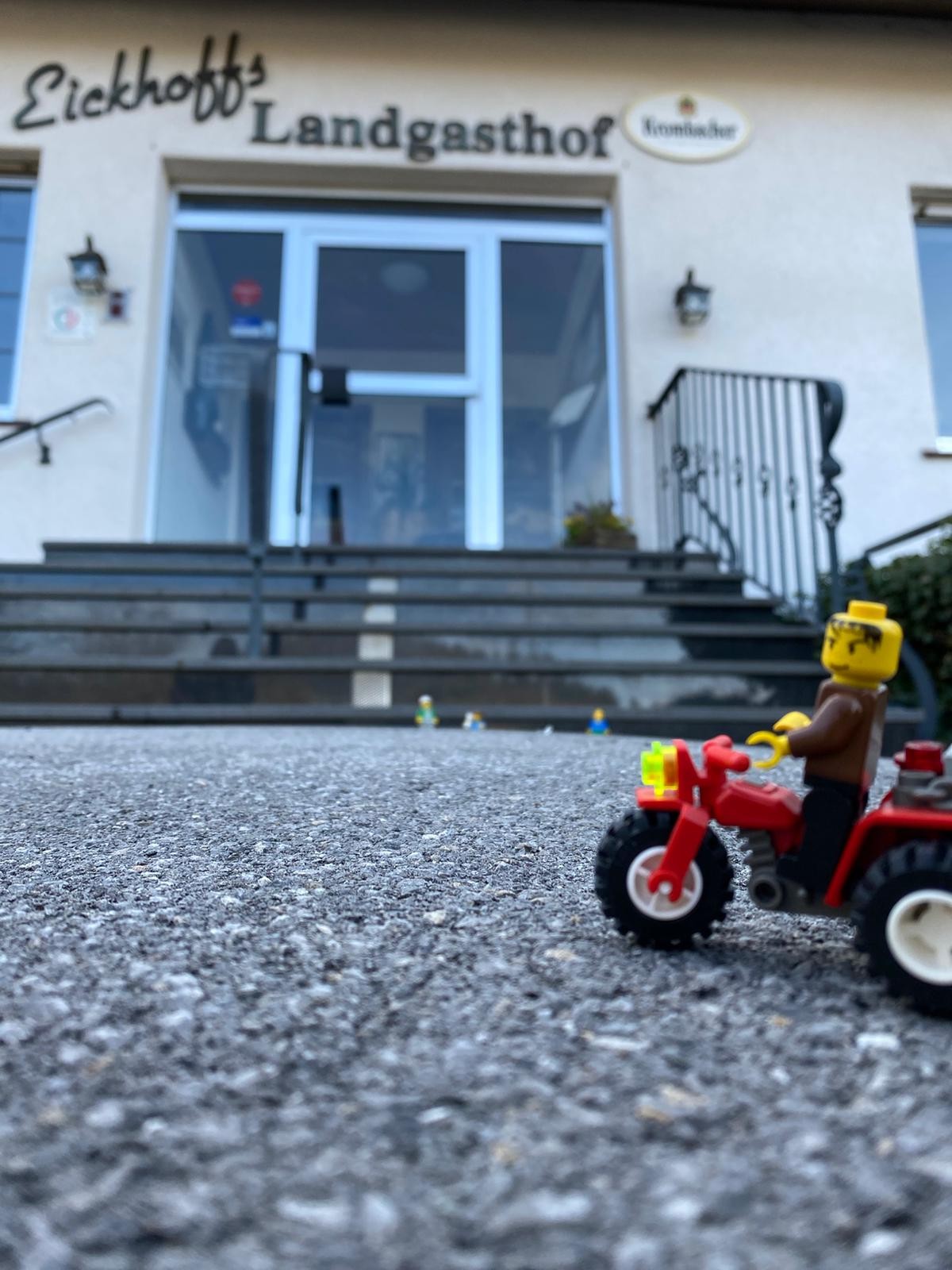 Lego statt Gäste: Auch auf Eickhoffs Landgasthof sind die gelben Figuren angereist. von privat