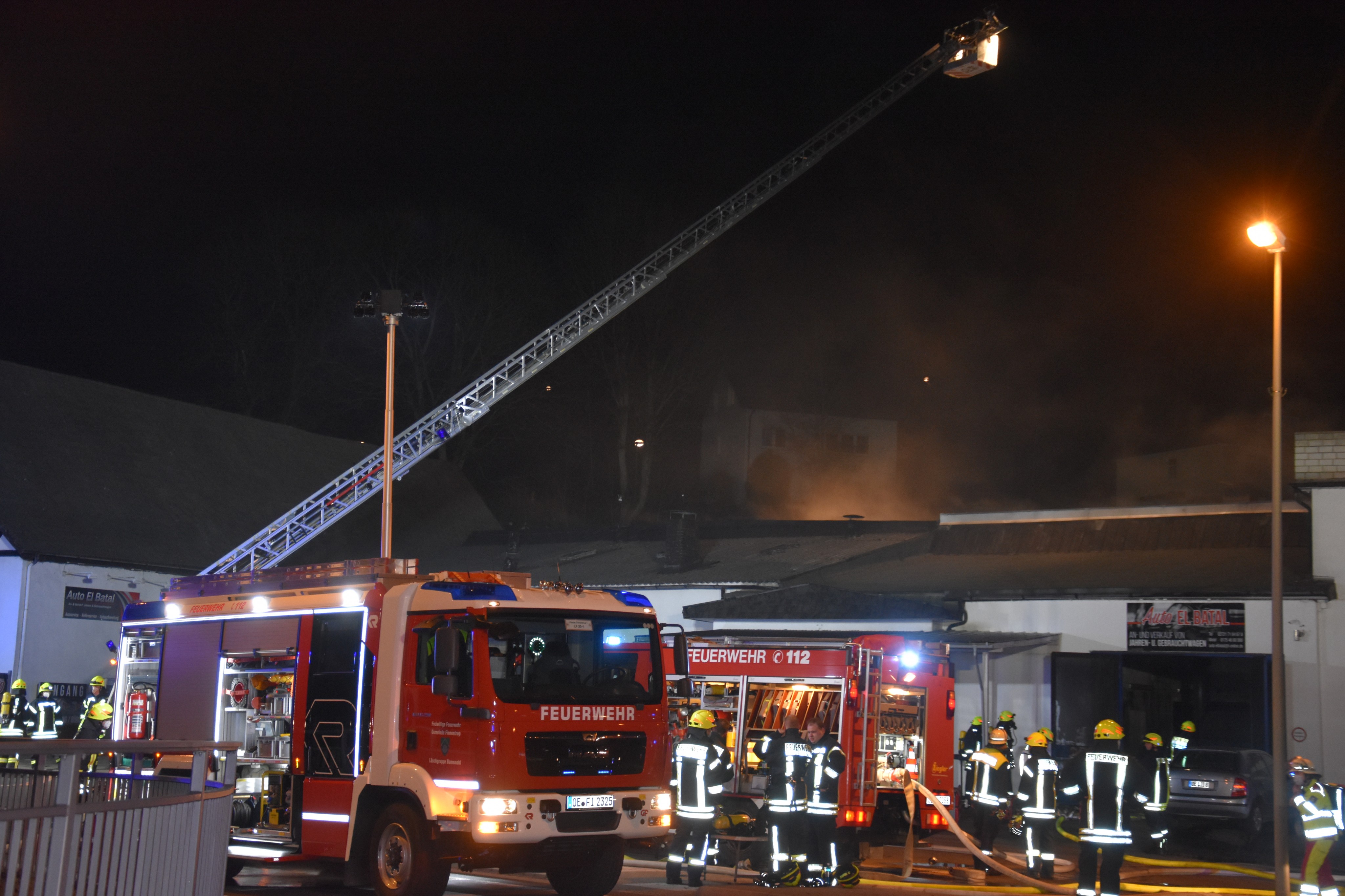 Etwa 130 Feuerwehrleute waren beim Brand eines Autohauses mit Werkstatt im Einsatz. von Nicole Voss