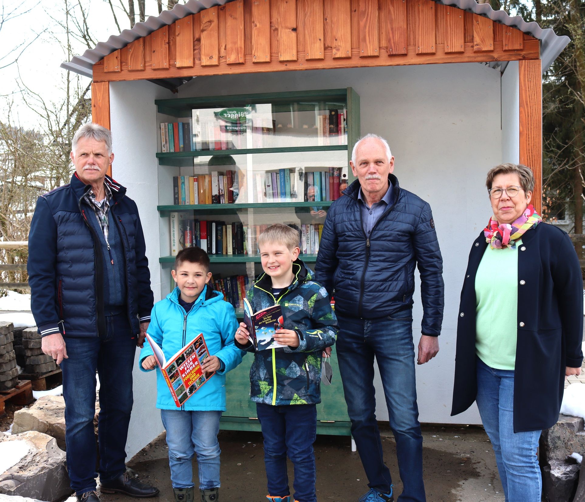 Waltraud Heinrichs hatte die Idee, einen öffentlichen Bücherschrank in Hützemert einzurichten. Rolf Bicker und Martin Willmes konstruierten das Wellblechhäuschen. von Rüdiger Kahlke