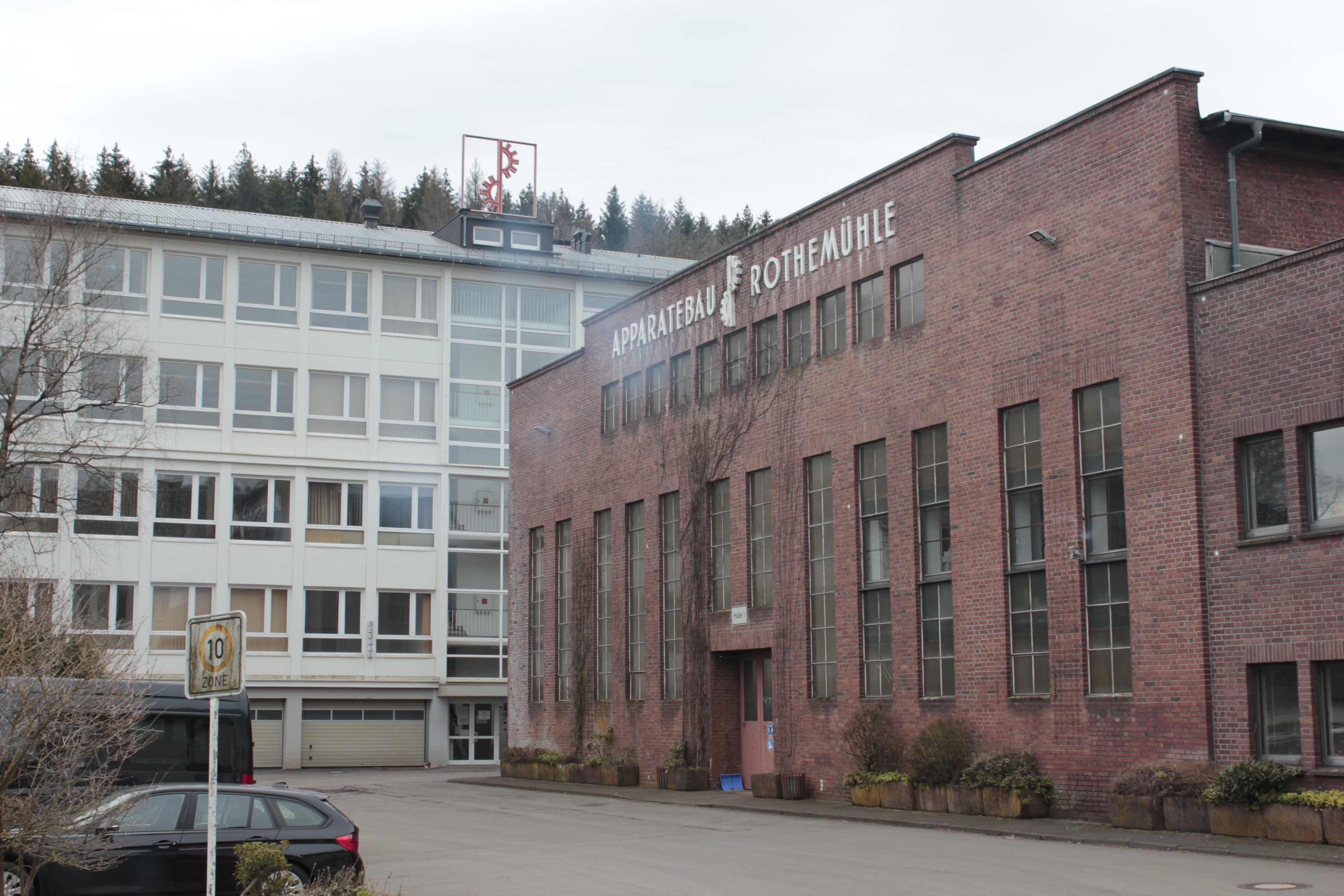 Das Gelände der ehemaligen Firma Apparatebau Rothemühle - hier ein Blick auf Halle 1 und ein Bürogebäude. von Wolfgang Schneider