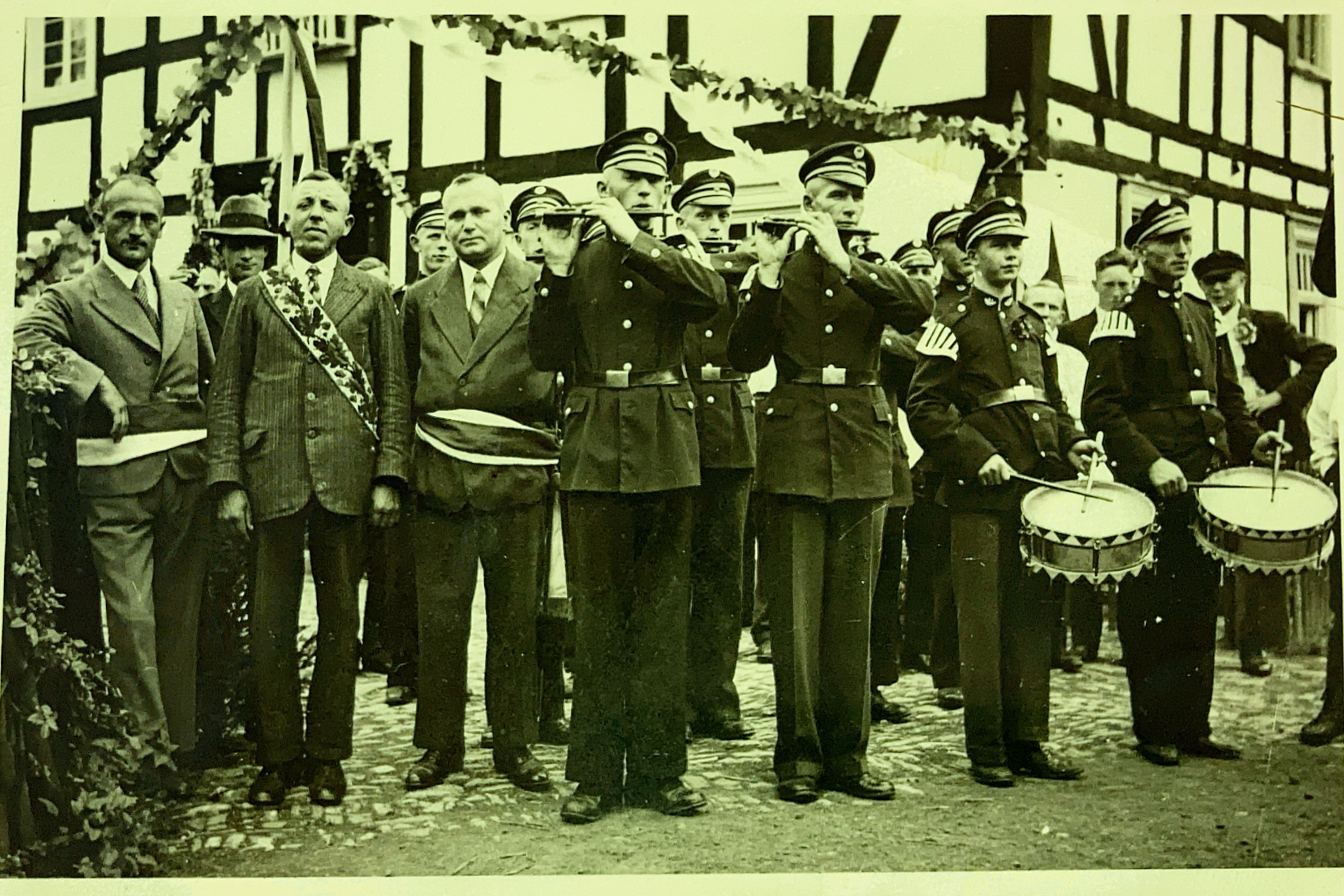 Das Tambourcorps Oberelspe im Gründungsjahr des Schützenvereins, 1935 mit König Josef Beste. von privat