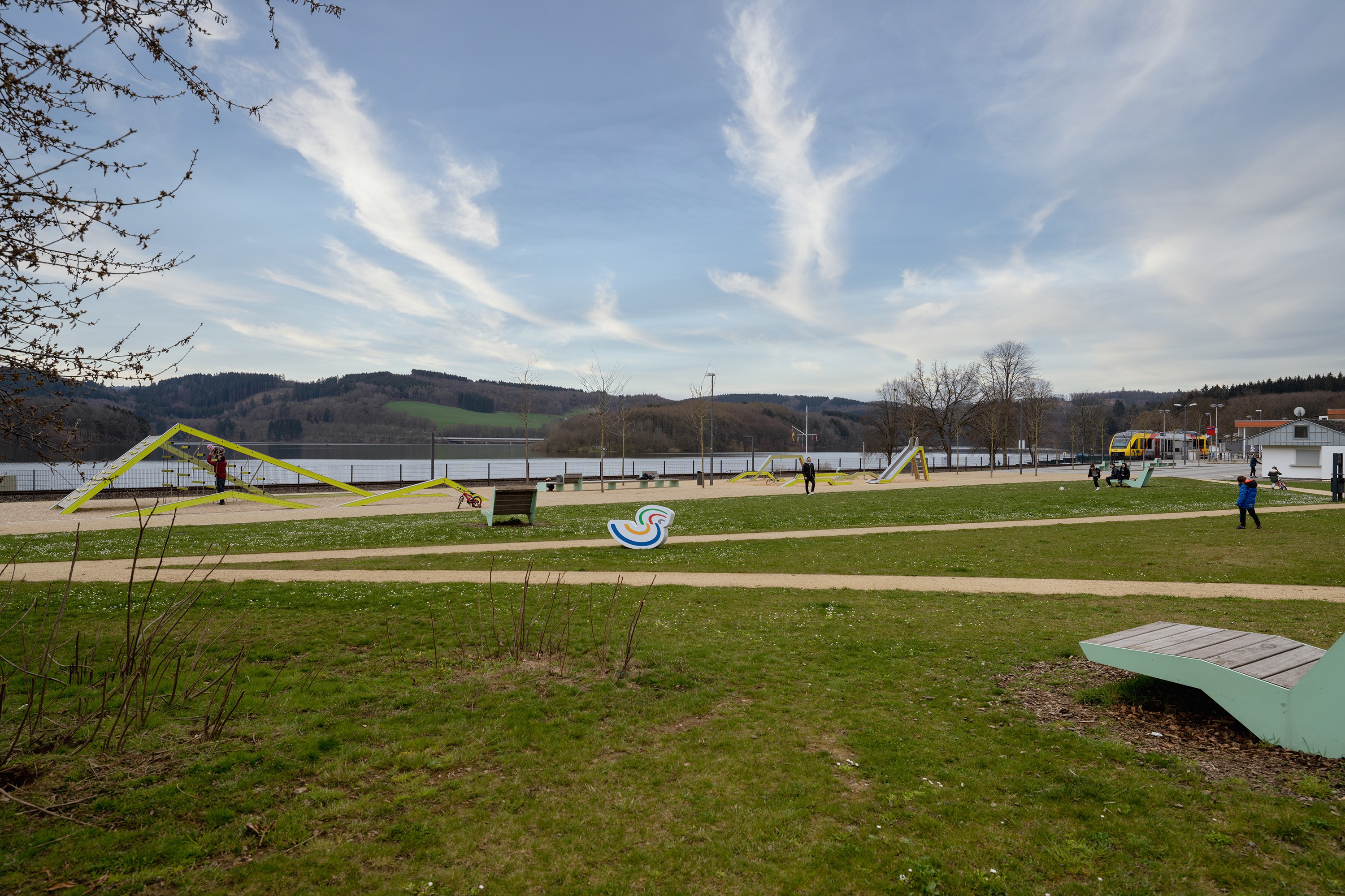 In Sondern am Biggesee entstand in der Regionale 2013 die neue Uferpromenade mit Seepark, Seeplatz und neuen Spiel- und Freizeitangeboten. von Michael Bahr