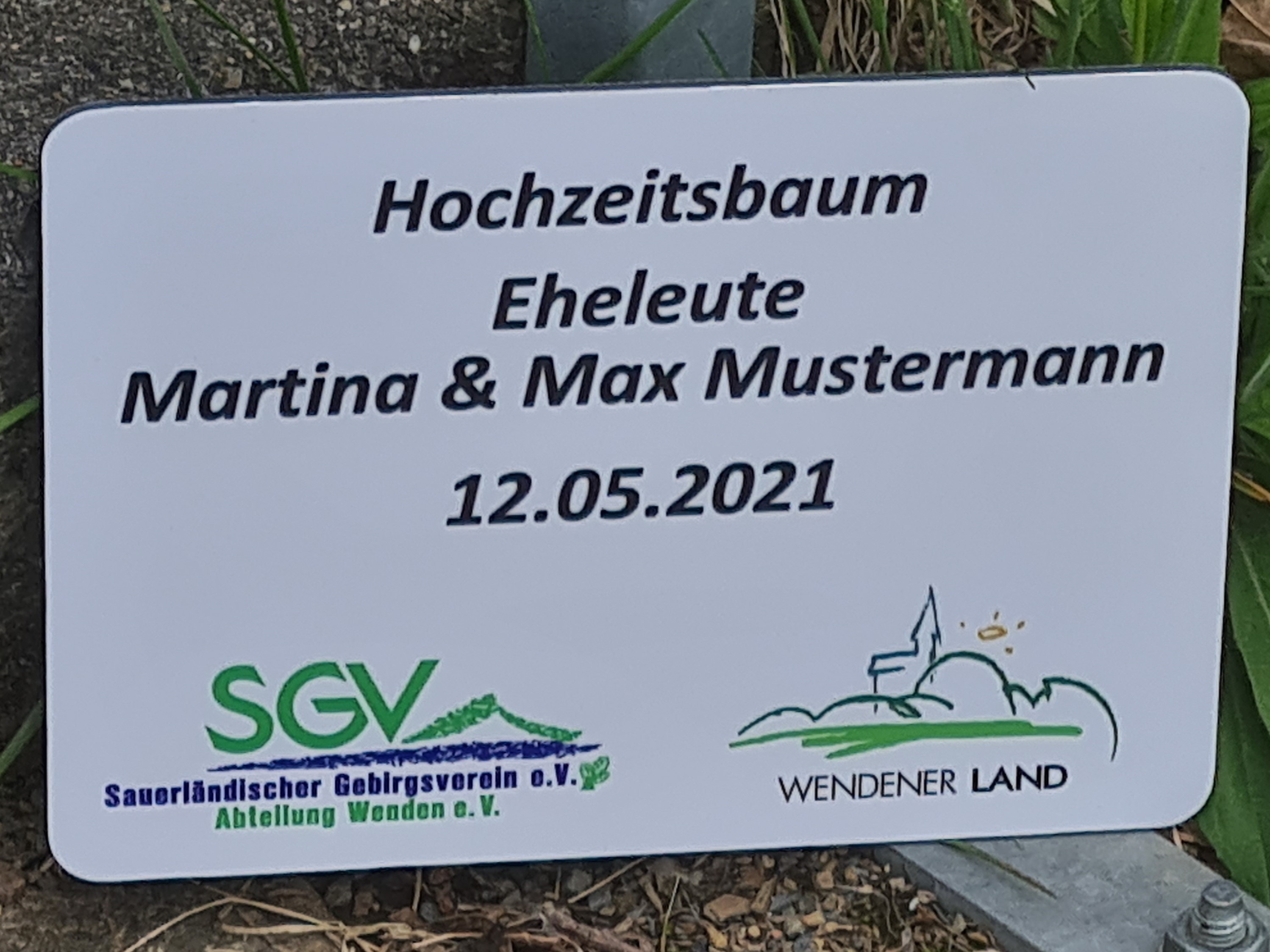 Die Schilder werden mit dem Namen und dem Heiratsdatum der Brautpaare geprägt und enthalten die Logos der Gemeinde und der SGV-Abteilung Wenden. von Nicole Voss
