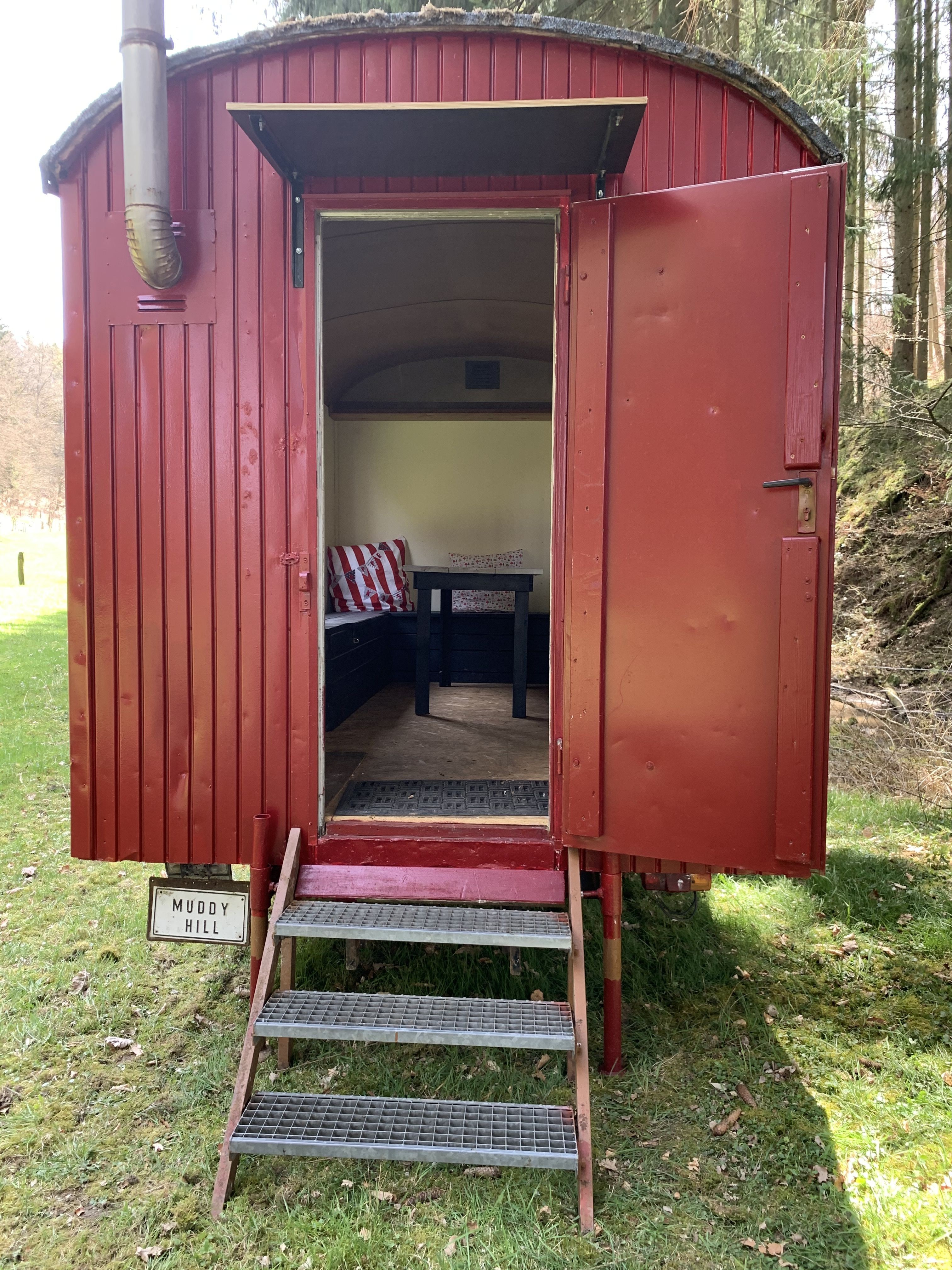 Der Bauwagen bietet Sitz- und Staumöglichkeiten. von privat