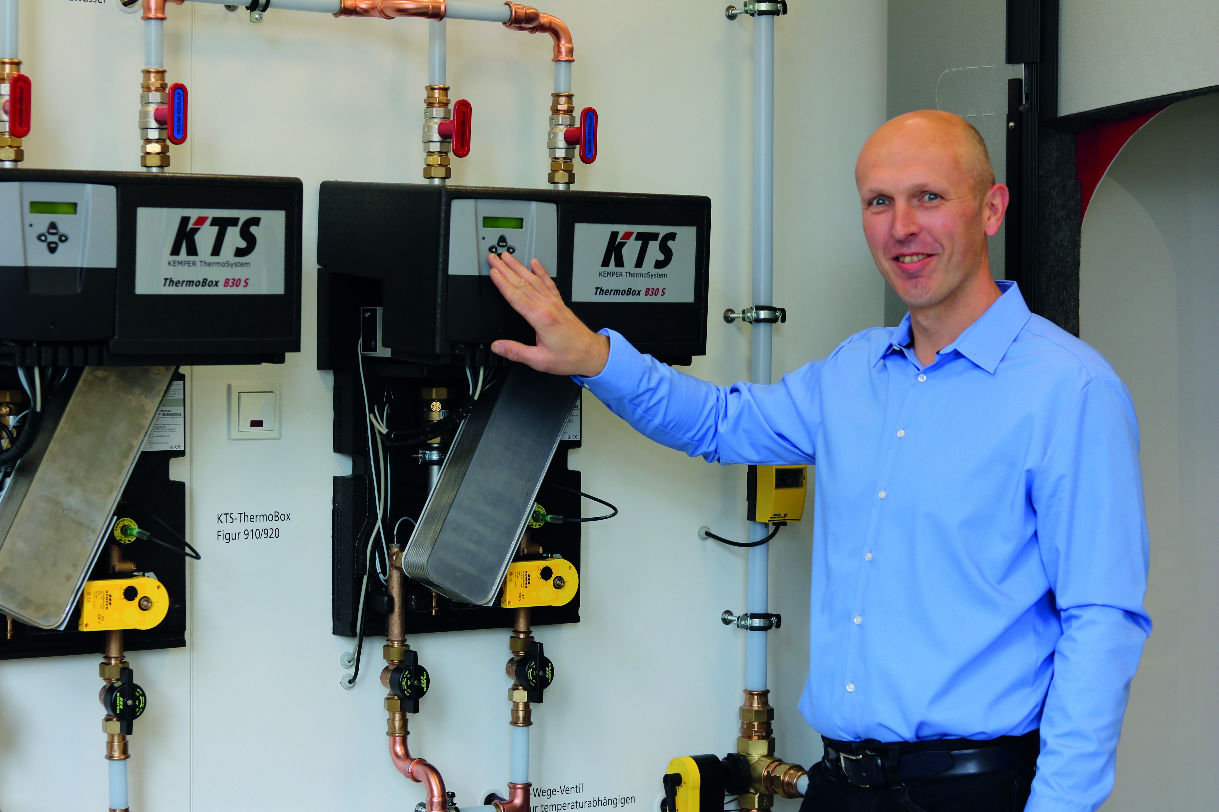 Tobias Theile an einer KTS ThermoBox, deren Konstruktion er geleitet hat. Die KTS ThermoBox ermöglicht innerhalb des KEMPER ThermoSystems die hygienisch einwandfreie Erwärmung von Trinkwasser nach dem Durchflussprinzip. von Gebr. KEMPER