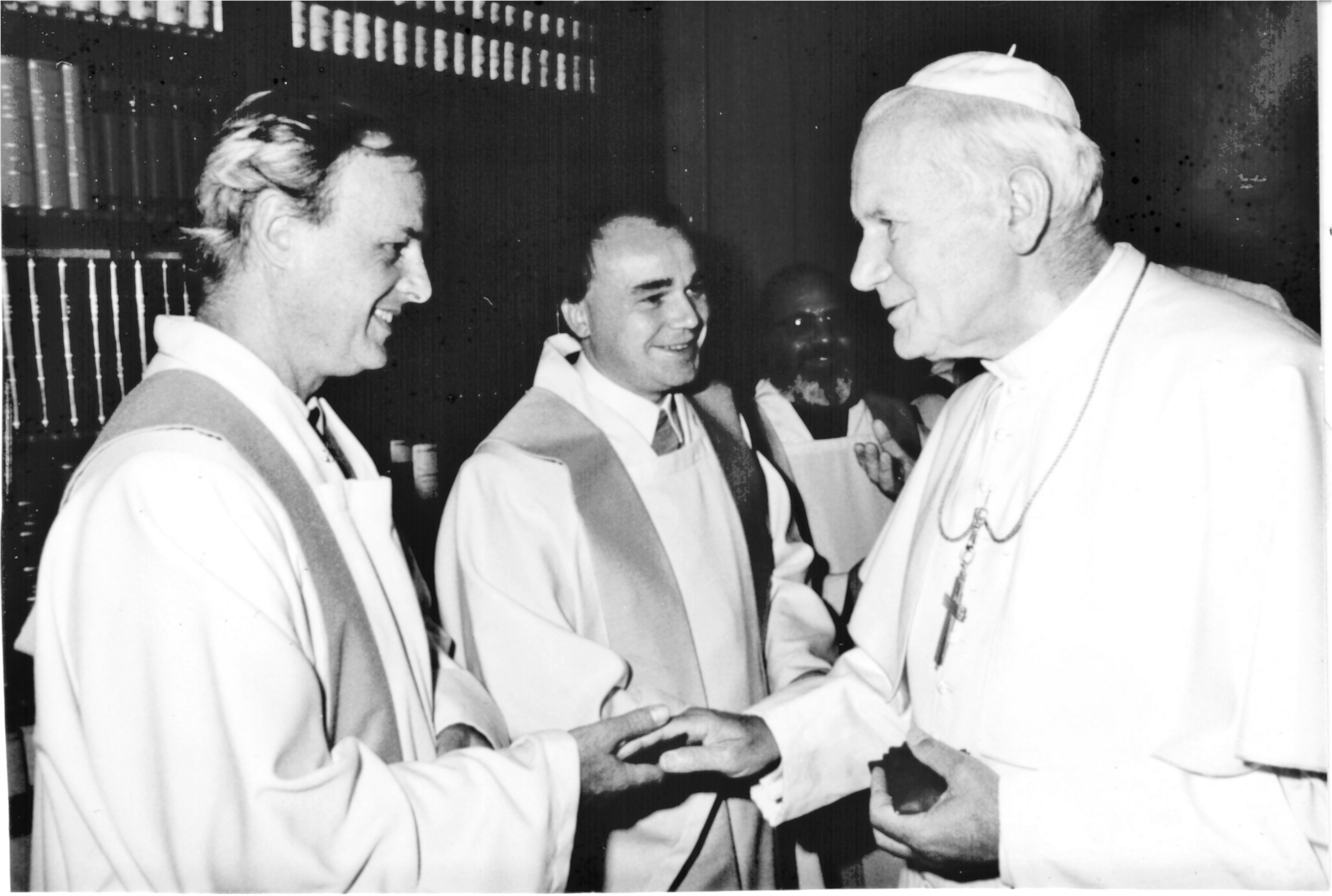 1988: Hermann Stahlhacke (l.) nimmt an einer Audienz bei Papst Johannes Paul II in Rom teil. von privat
