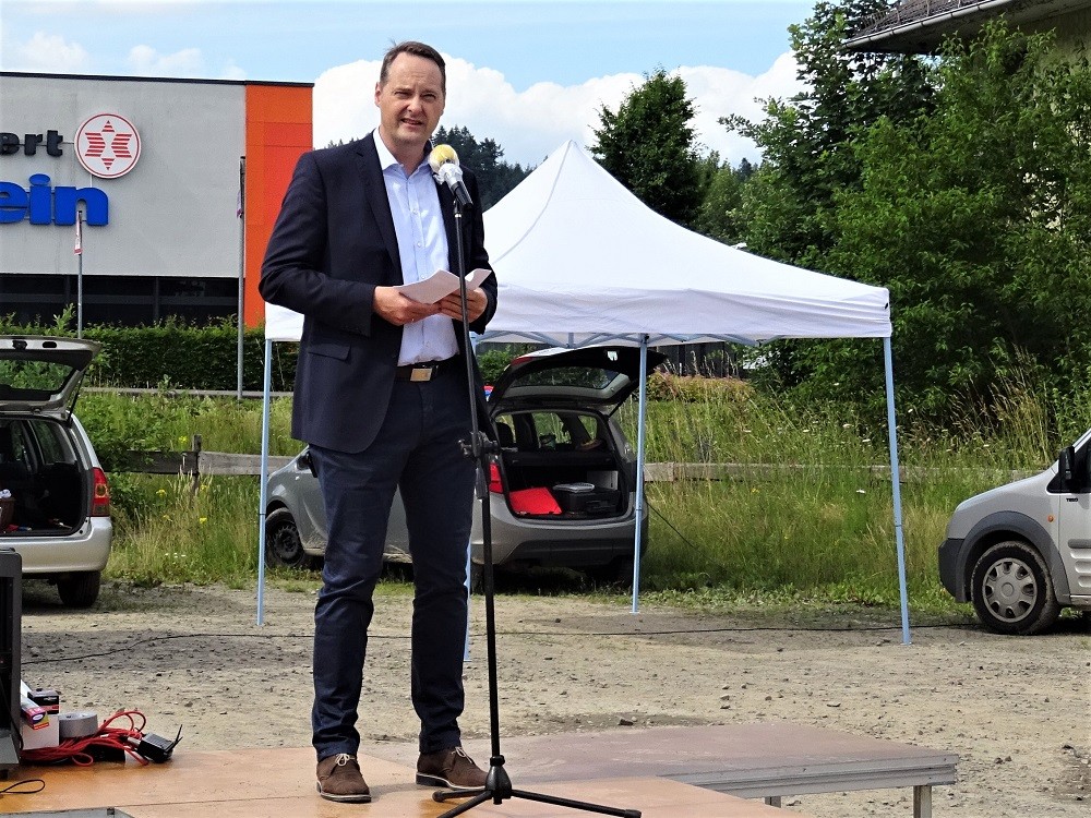 Bürgermeister Peter Weber hielt eine engagierte Rede nach dem Demonstrationszug. von Sigrid Mynar