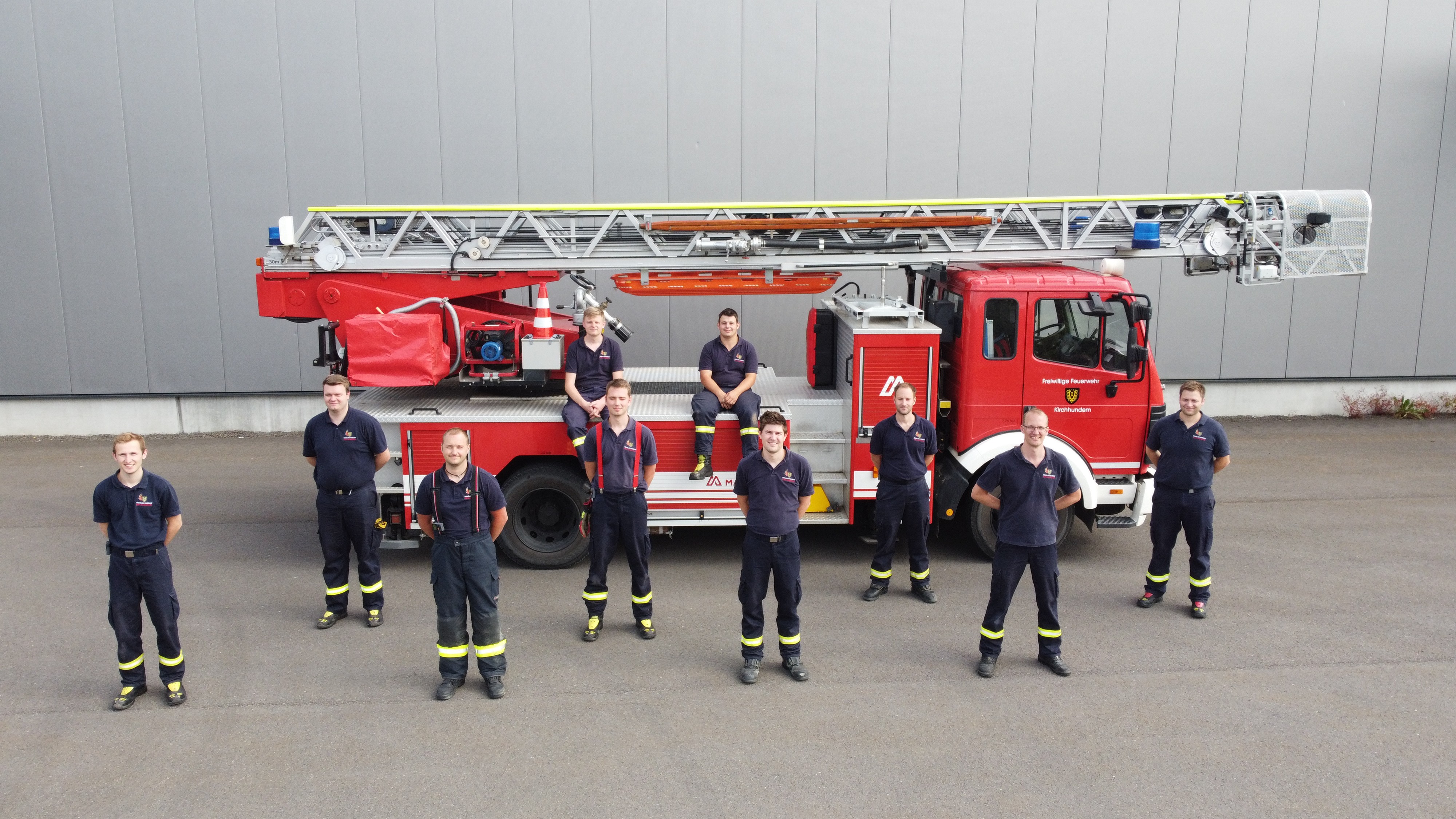 Diese neun Blauröcke haben den Lehrgang zum Drehleitermaschinisten absolviert. von Feuerwehr Kirchhundem