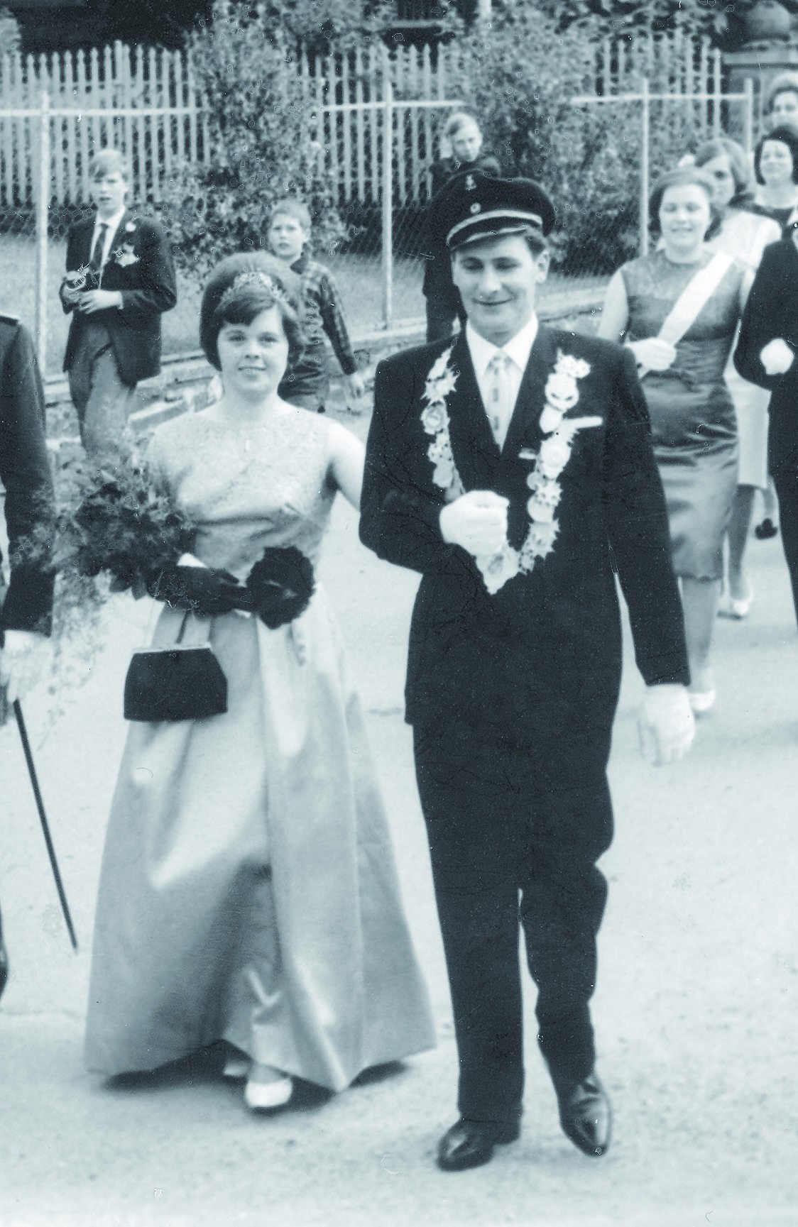 1965: Das strahlende Königspaar Siegfried und Marlies Hesener beim Marsch durch die Lenhauser Straßen. von privat