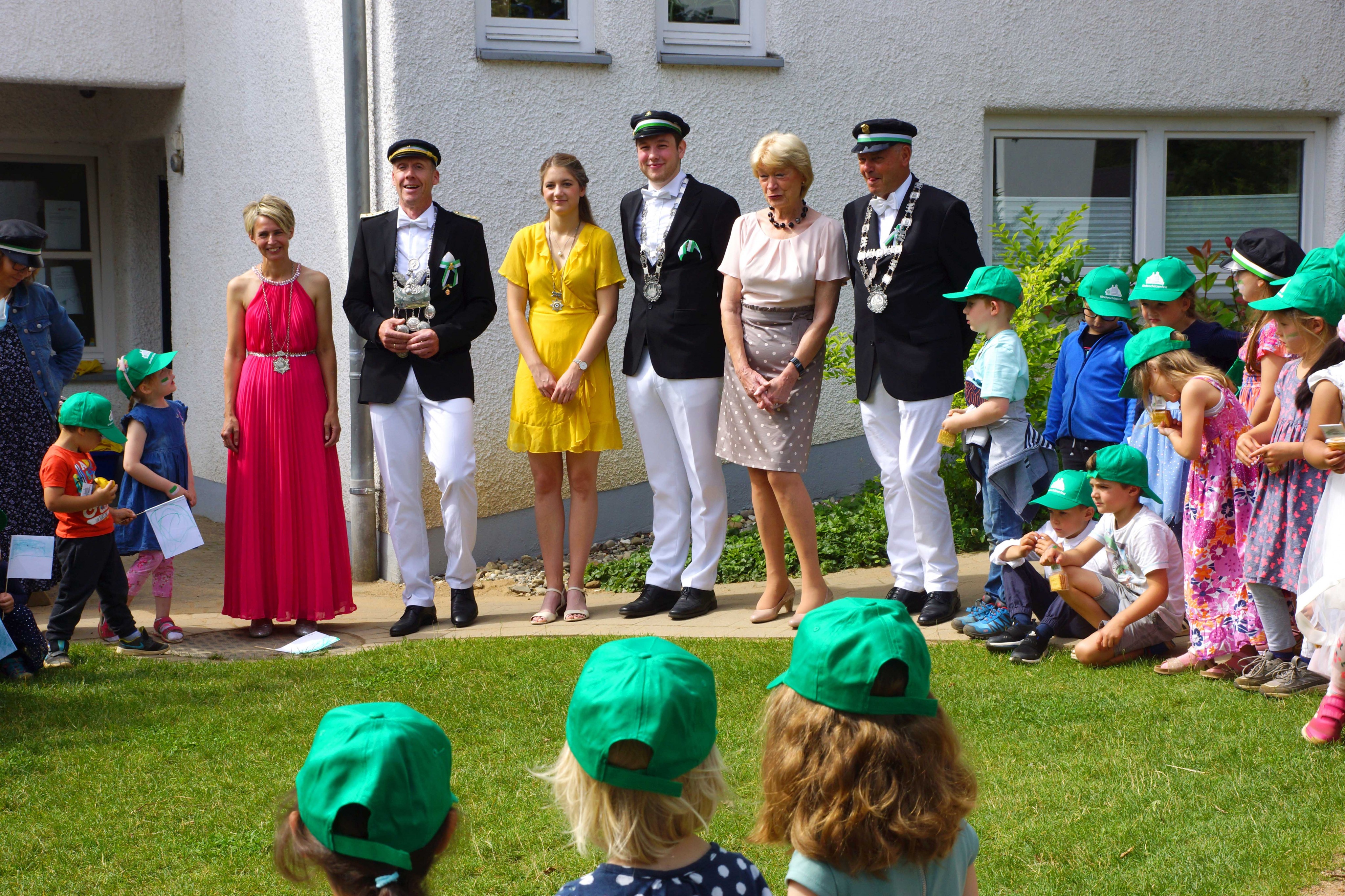 Am Donnerstag, 9. Juli, besuchten die Altenhundemer Majestäten den Kindergarten Schatzkiste und feierten gemeinsam mit Kindern und Erzieherinnen. von privat