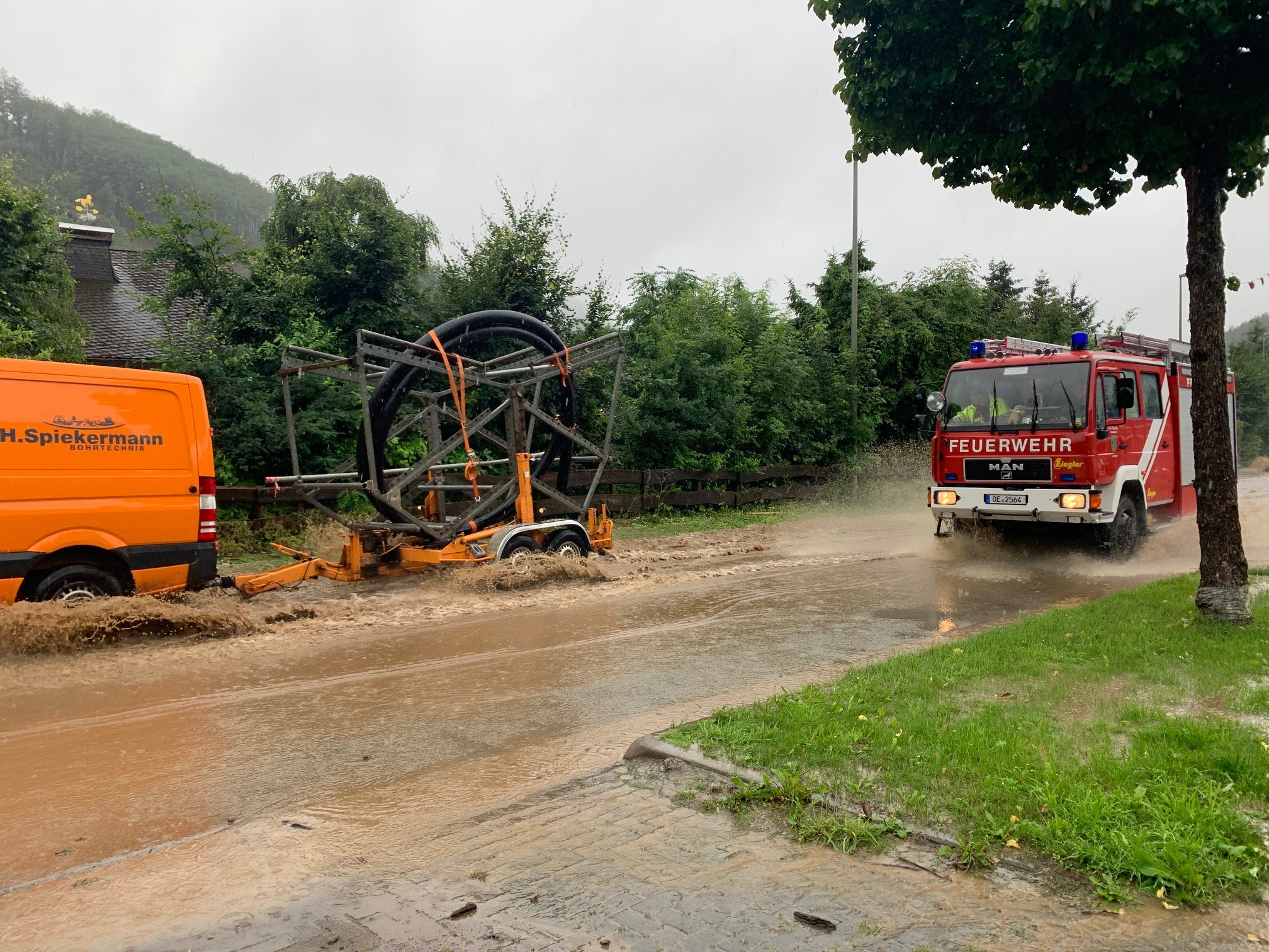 Die Feuerwehren waren im Rahmen des Sturmtiefs im Juli im Kreis Olpe unermüdlich im Einsatz. von privat