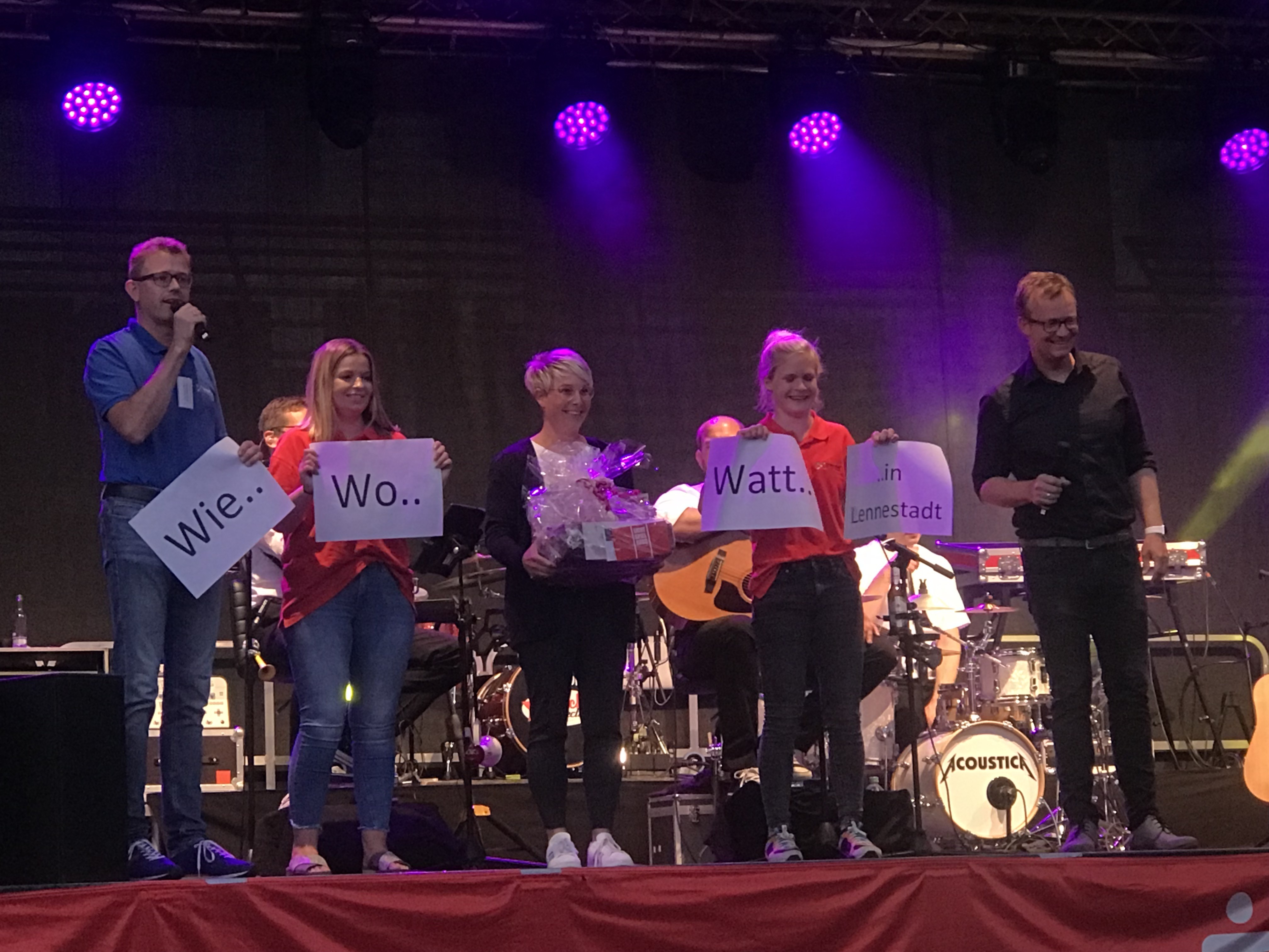 Wie Wo Watt in Lennestadt - mit ihrem Vorschlag landete Vanessa Rinke (3.v.l.) einen Volltreffer und wurde auf der Bühne gefeiert. von Kerstin Sauer