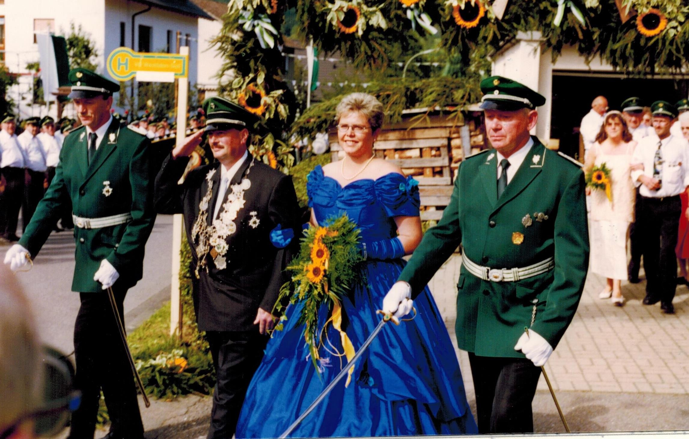Im Jahr 1996 erlegte Richard Haase den hölzernen Aar und regierte für ein Jahr die Rönkser Schützen. von privat