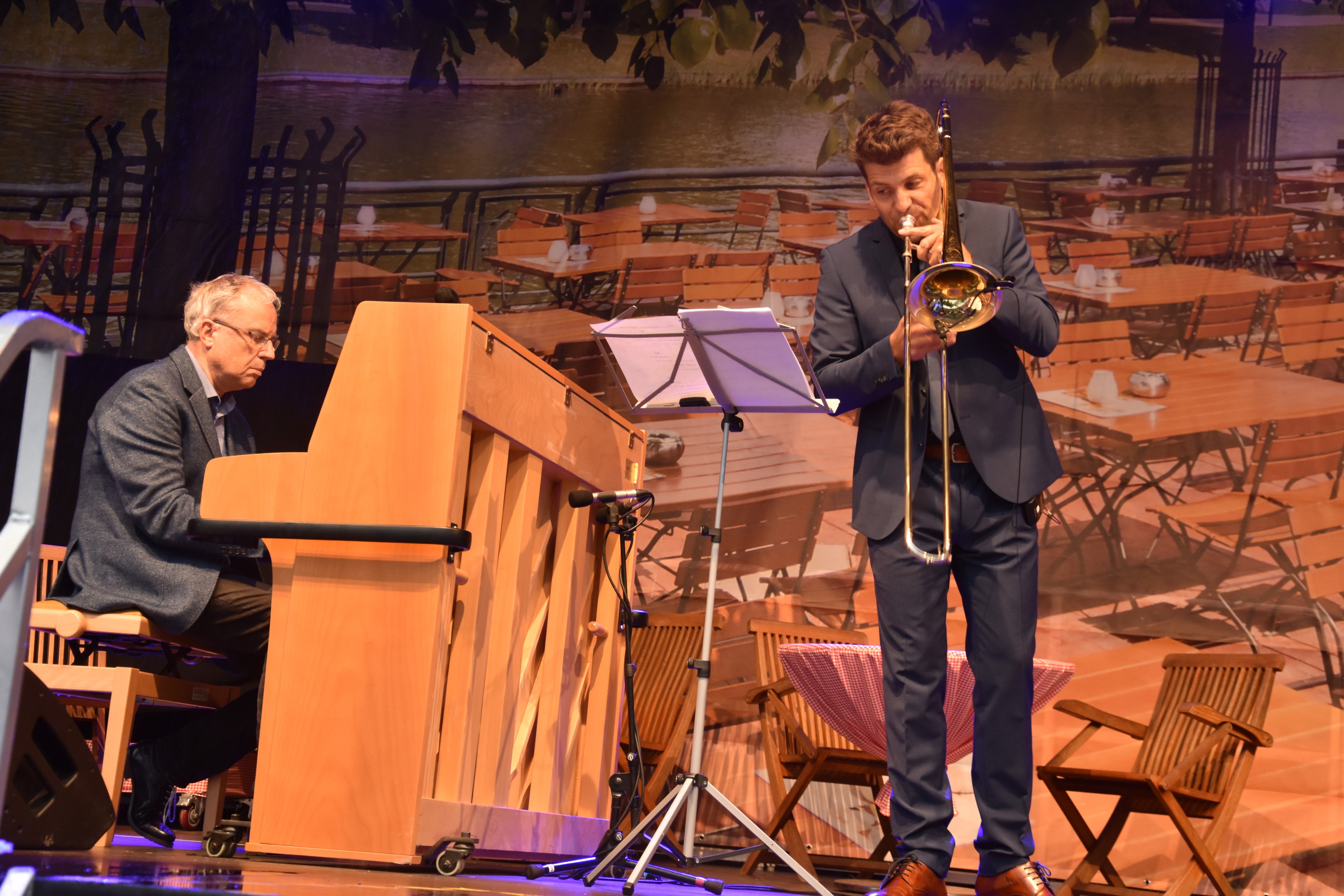 Dr. Eberhard Hertin (l.) und Tobias Schütte garnieren die Veranstaltung mit klassischen Jazzstücken. von Nicole Voss