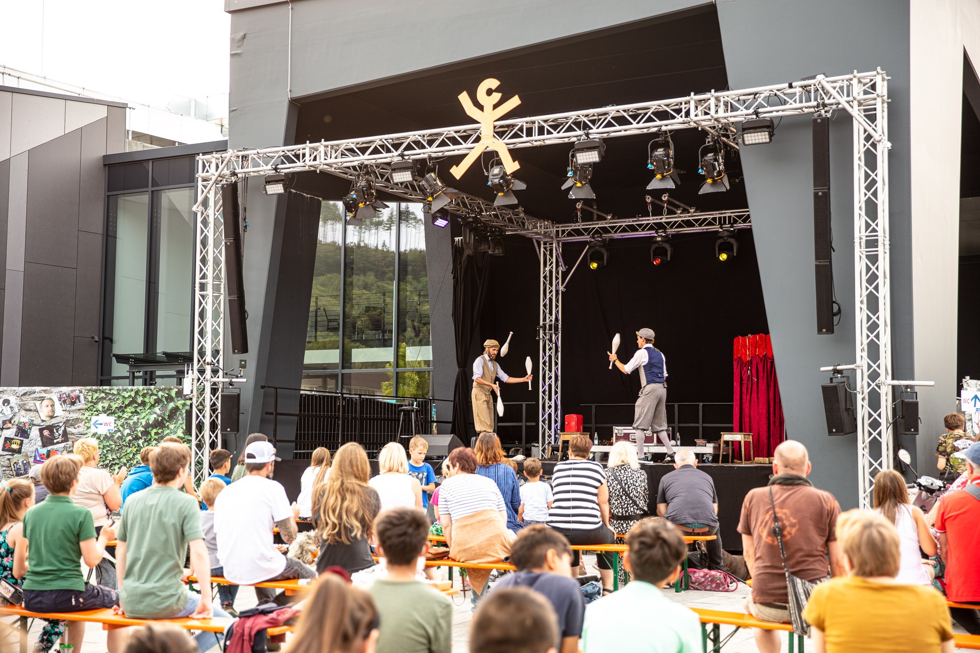 Vor den Bühnen genießen viele Zuschauer das tolle Bühnenprogramm. von Gerrit Cramer