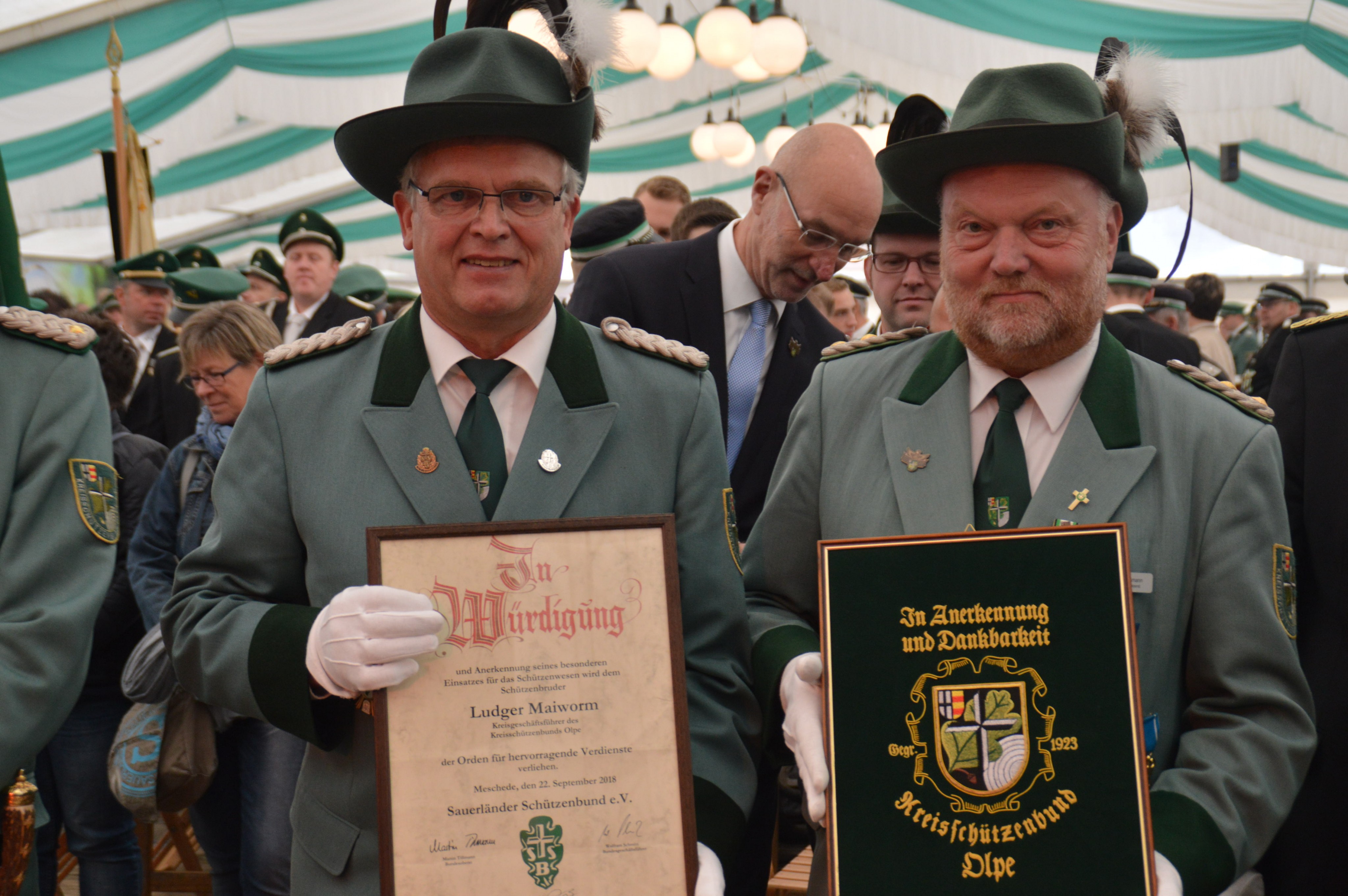 Beim Kreisschützenfest 2018 in Grevenbrück wurden Bundesoberst Martin Tillmann und Ludger Maiworm (l.) geehrt. von privat