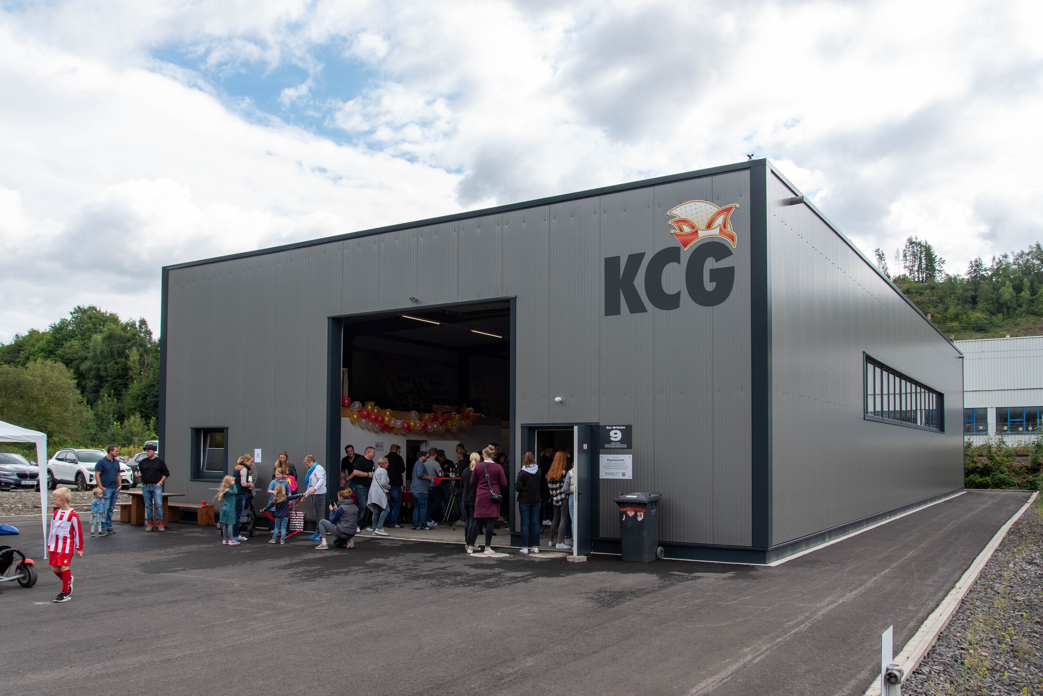 Die Wagenbauhalle des KCG Grevenbrück befindet sich in Germaniahütte. Das Areal ist über 1.050 Quadratmeter groß. Allein die Halle hat eine Fläche von 450 Quadratmetern. von Nils Dinkel