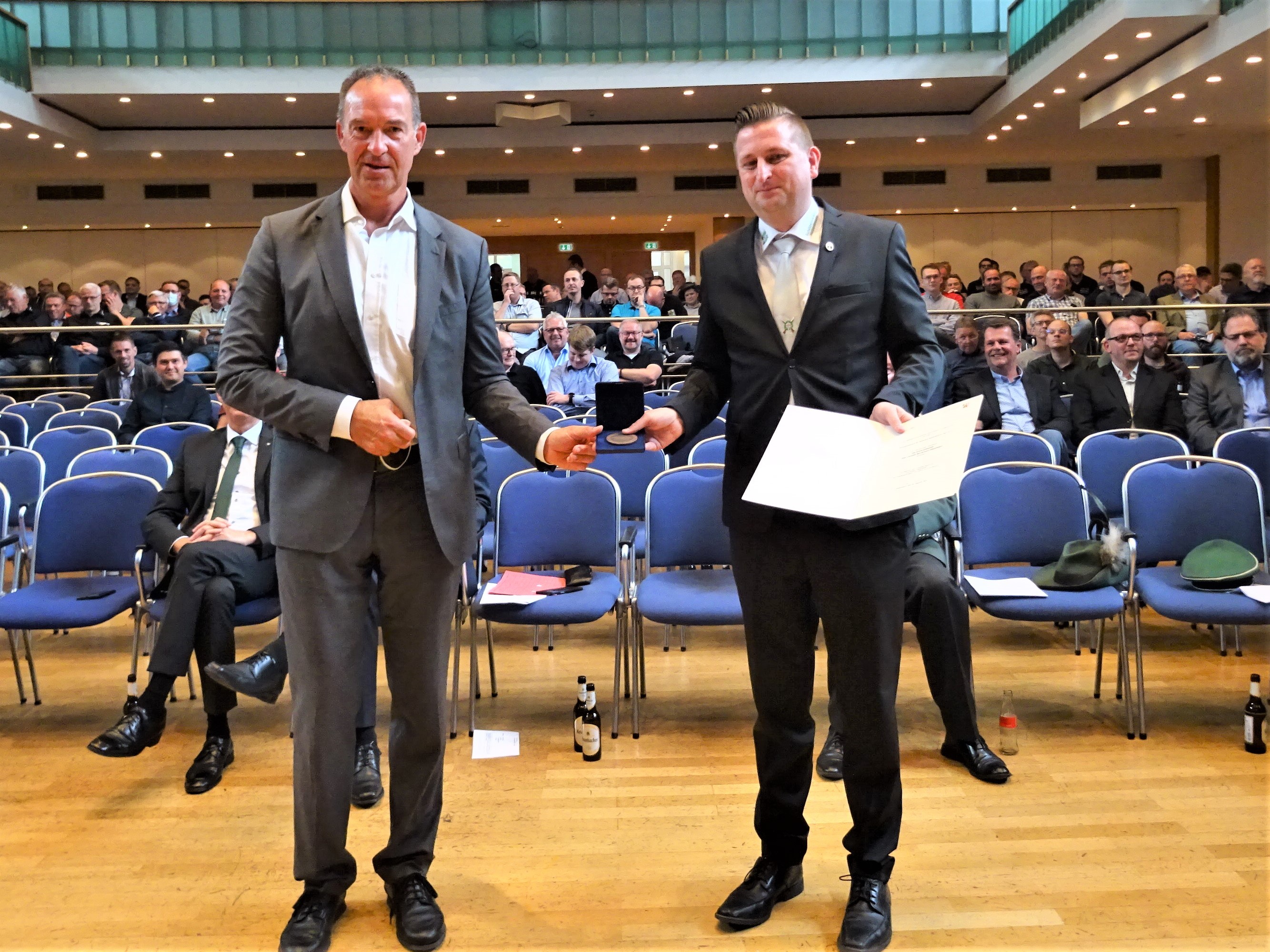 Jochen Ritter überreichte die Ehrenplakette an Julian Winkel vom Schützenverein Halberbracht. von Sigrid Mynar