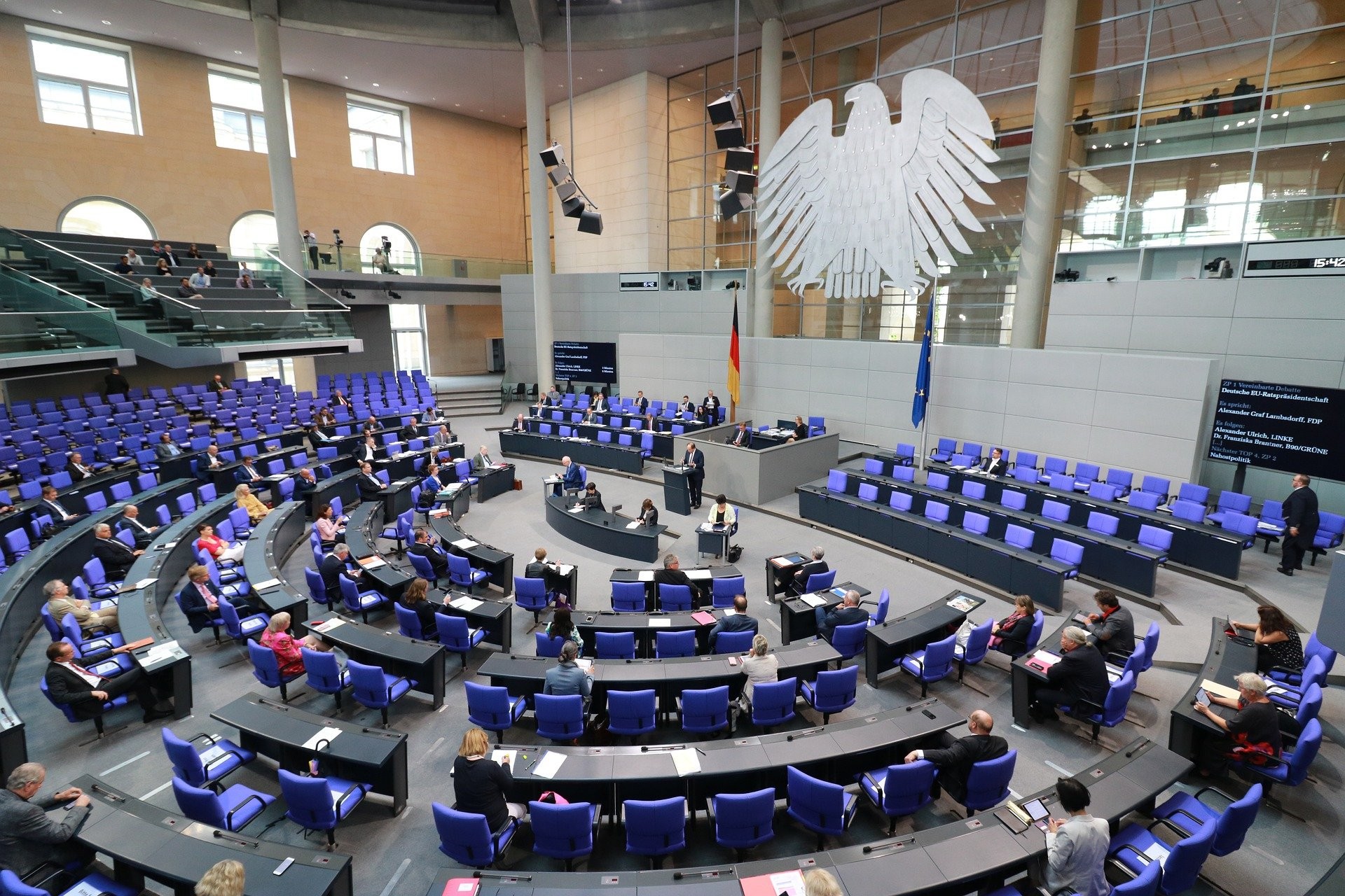 Blick ins Reichstagsgebäude, wo der Bundestag zusammenkommt. von Pixabay.com
