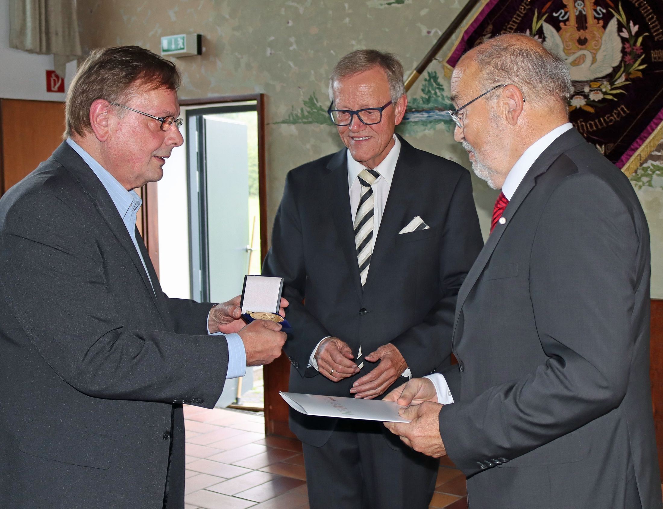 Für 65 Jahre Chorgesang überreicht Ludwig Nentz Heinz Rüsche (81) (re.) die Plakette in Gold des Chorverbandes NRW. von Rüdiger Kahlke