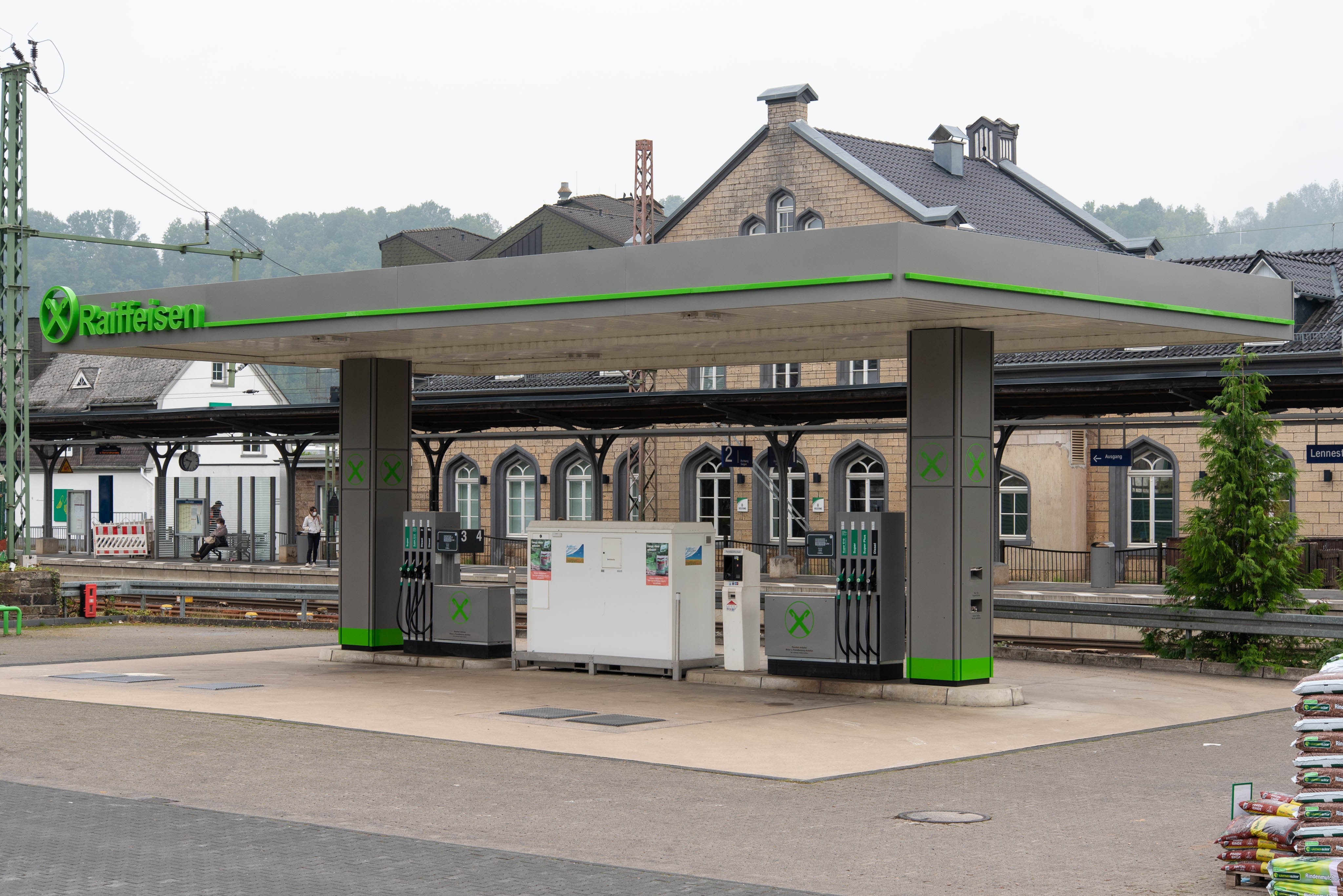 An der Tankstelle ist nun auch der Kraftstoff AdBlue für Großfahrzeuge erhältlich. von Nils Dinkel